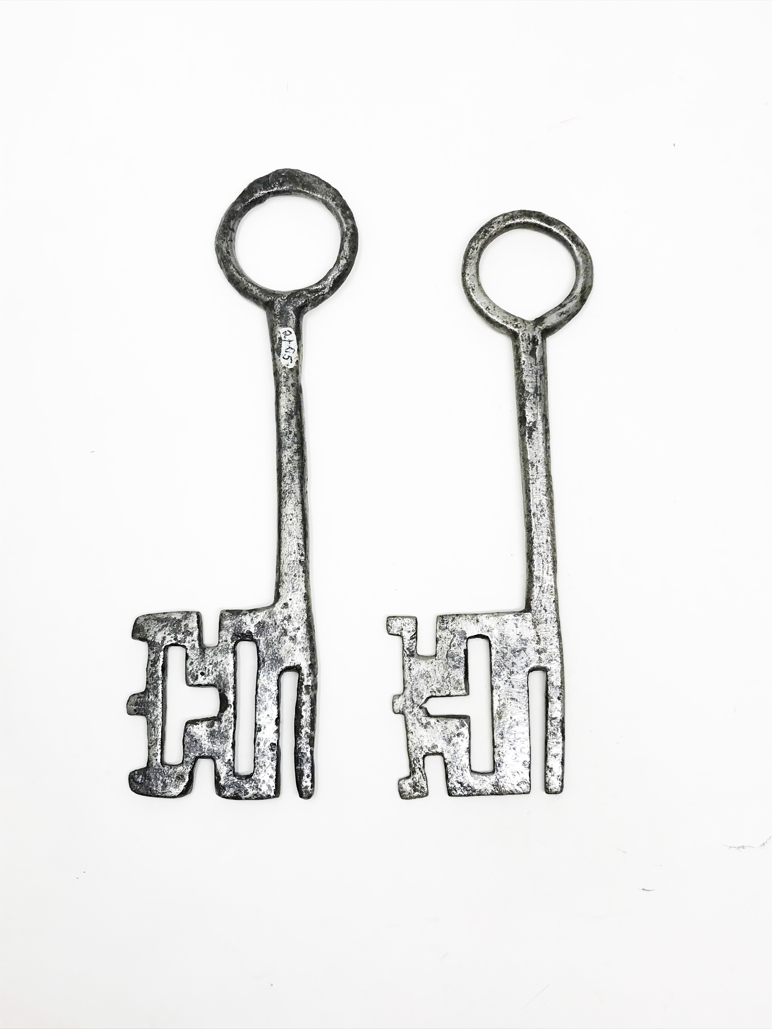 Two gothic keys19, 8 - 18, 2 cm.Part of the chapter "From the Time of the Cathedrals".