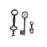 Two keys "à la capucine"6, 21 and 14, 84 cmOne oval ring key with drilled stem (12, 78 cm) Part of