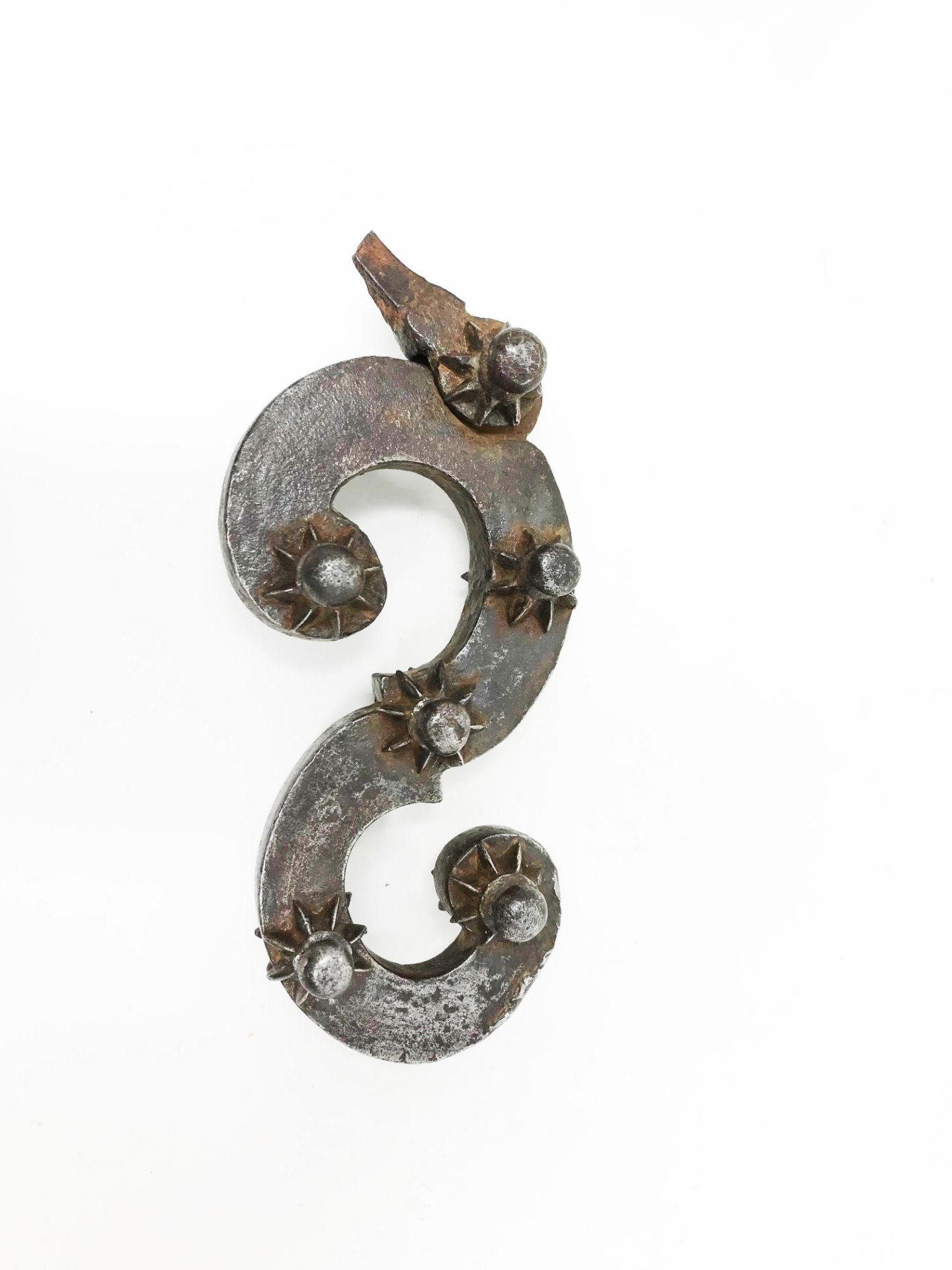Strong wrought iron door knocker in the shape of an S Section decorated on each side with six - Image 4 of 4