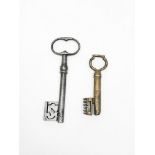 One brass key (12.89 cm) and one key (9.05 cm) C-ring, elaborate bit Part of the chapter "From the