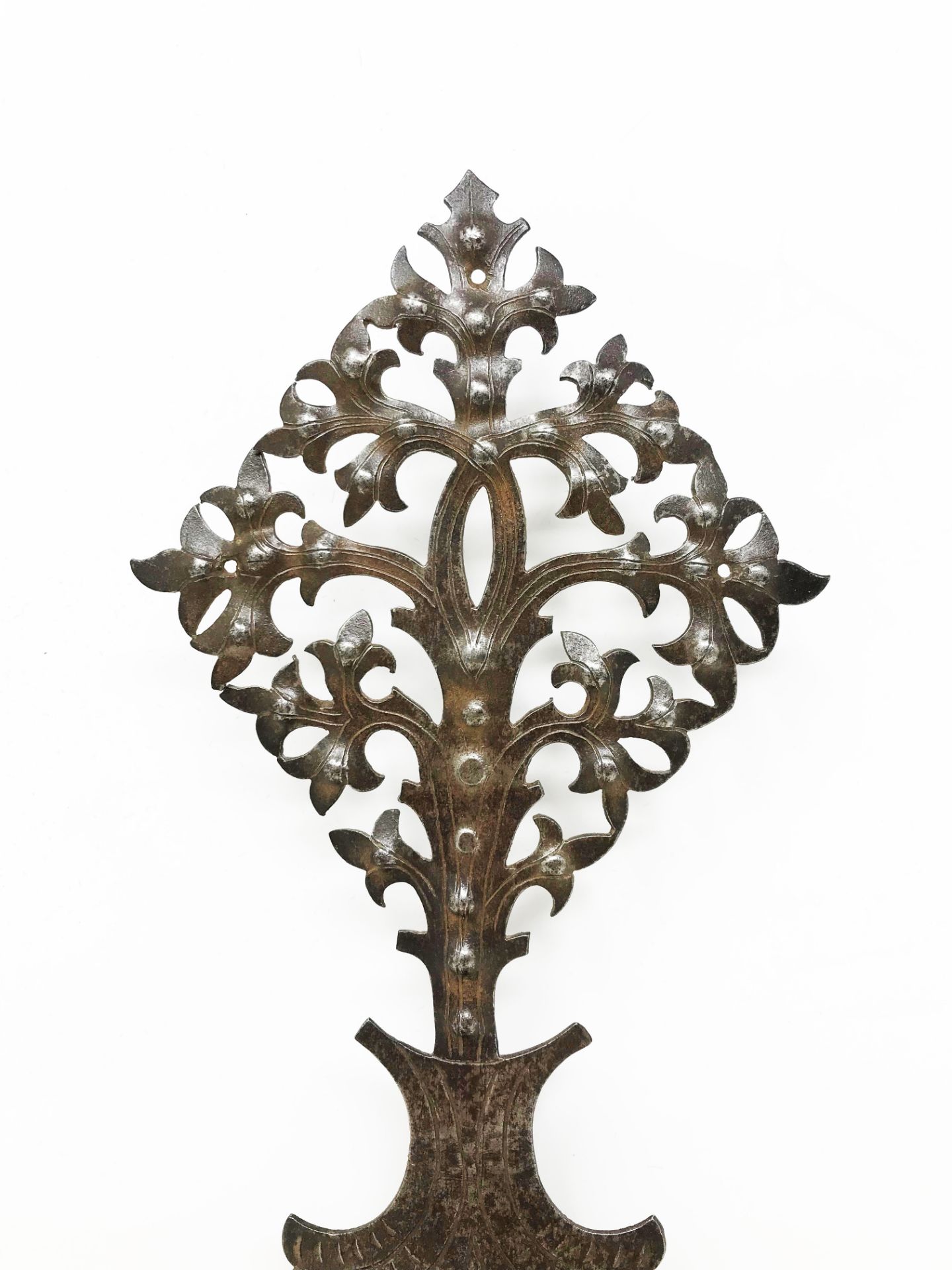 Wrought and chiseled iron door knocker carved with a stag's head, holding the ring formed by two - Image 5 of 5