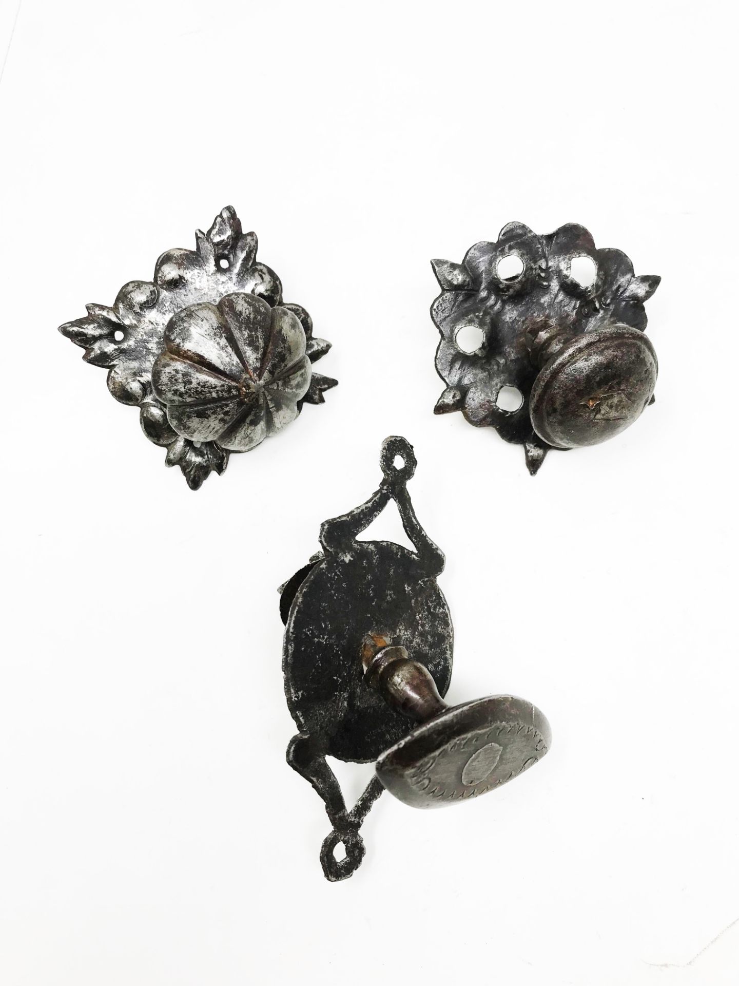 Three wrought iron pull handles on plate18.4 - 21.9 - 16.8 cm. Part of the chapter "From the Time of - Image 2 of 2