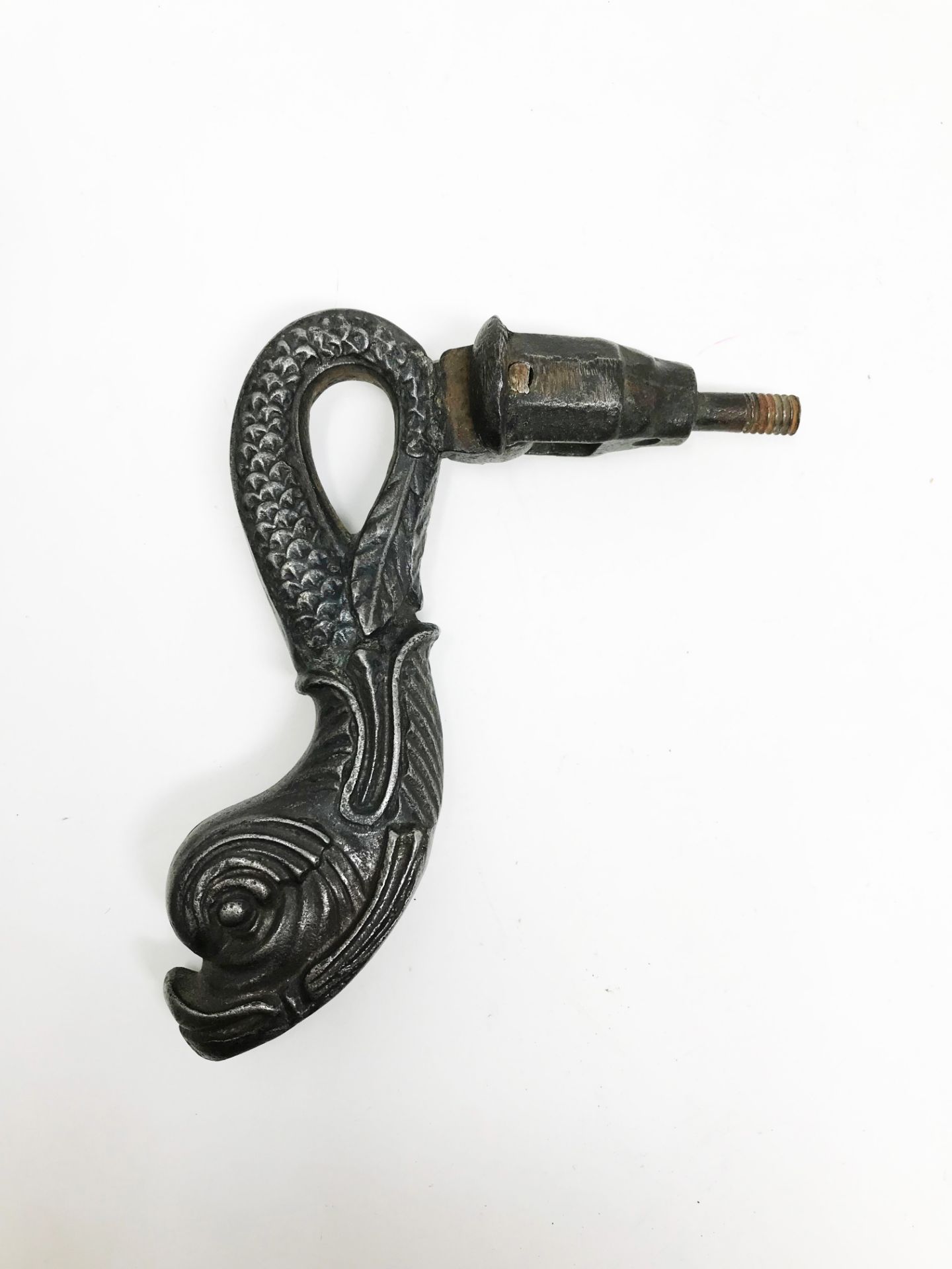 Iron door knocker with dolphin on leafy rose. 18.6 cm. Part of the chapter "From the Time of the - Image 4 of 4