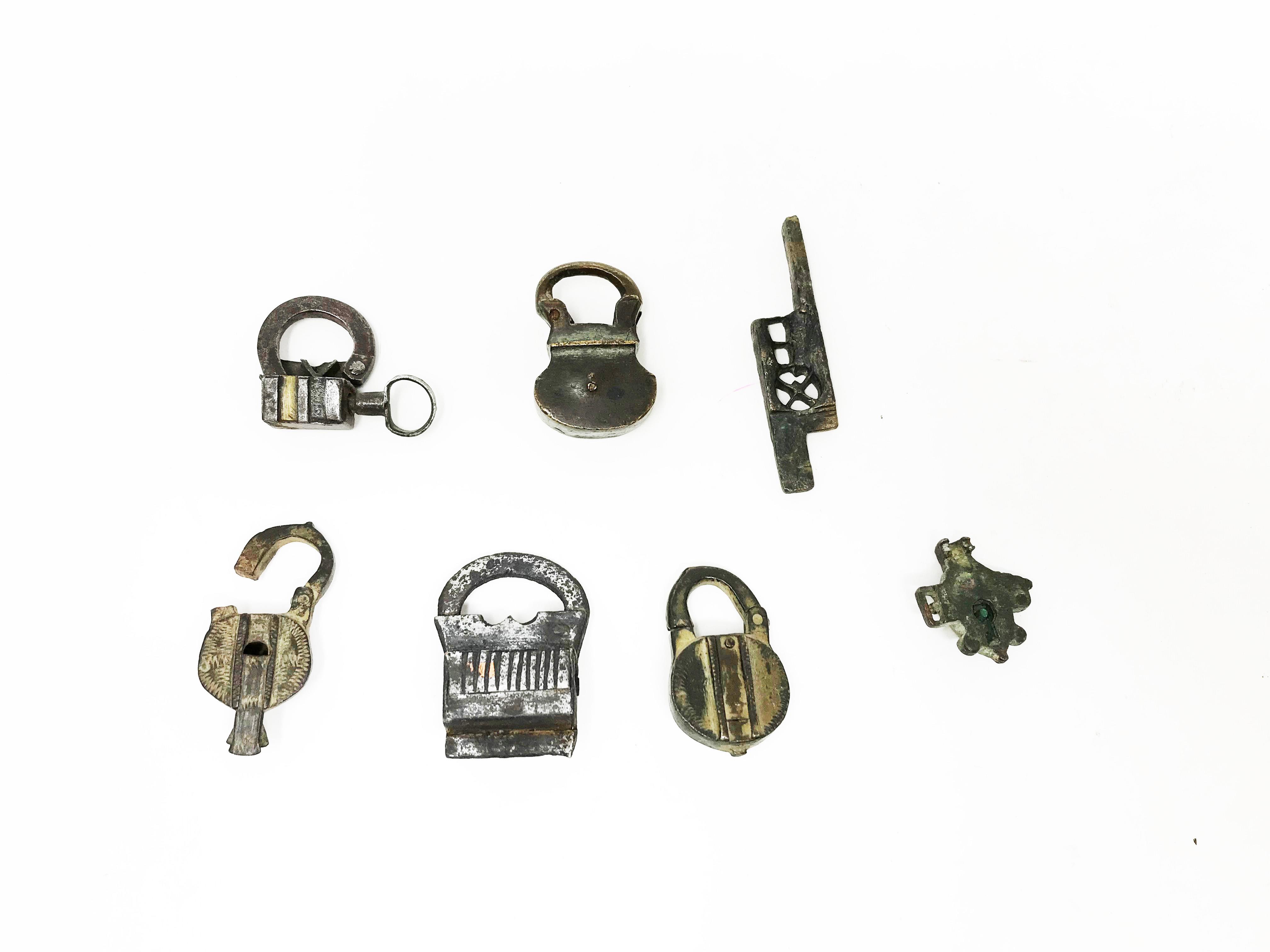 Six padlocks, two iron and four bronze and a lock bolt. H: 4, 48 cm - 3, 53 cm - 4, 96 cm - 5, 18 cm - Bild 2 aus 2
