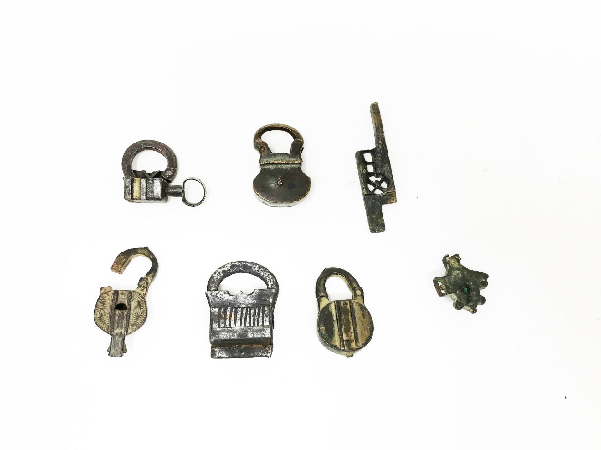 Six padlocks, two iron and four bronze and a lock bolt. H: 4, 48 cm - 3, 53 cm - 4, 96 cm - 5, 18 cm - Image 2 of 2