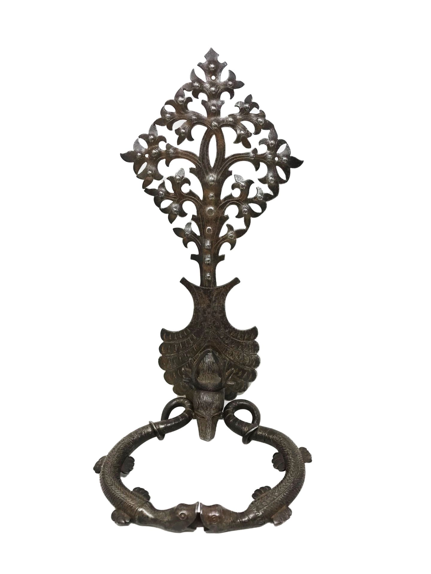 Wrought and chiseled iron door knocker carved with a stag's head, holding the ring formed by two - Image 2 of 5