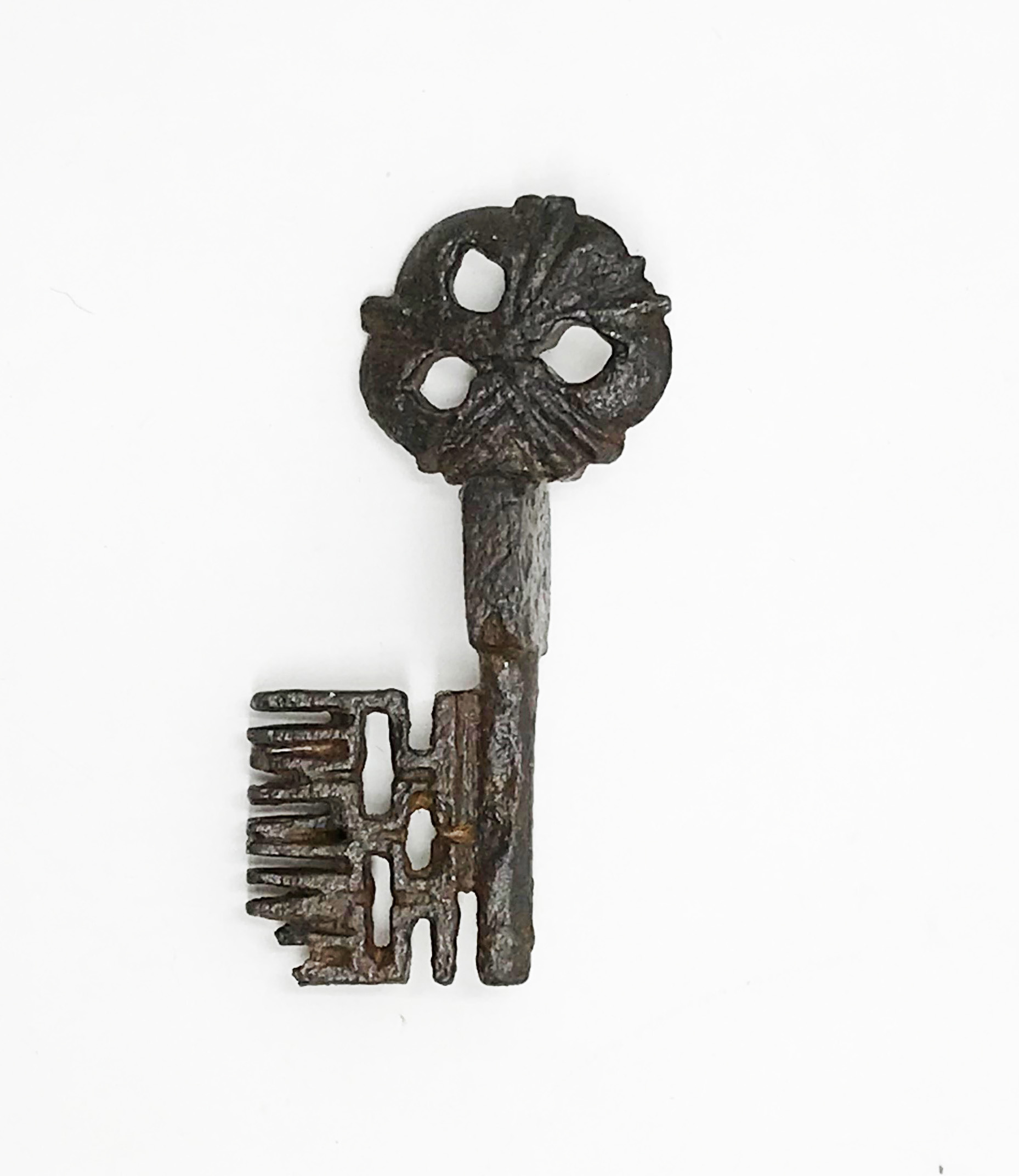 An exceptional gothic iron key, pierced ring, parallelepipedic boss perpendicular to the ring and to - Bild 2 aus 4