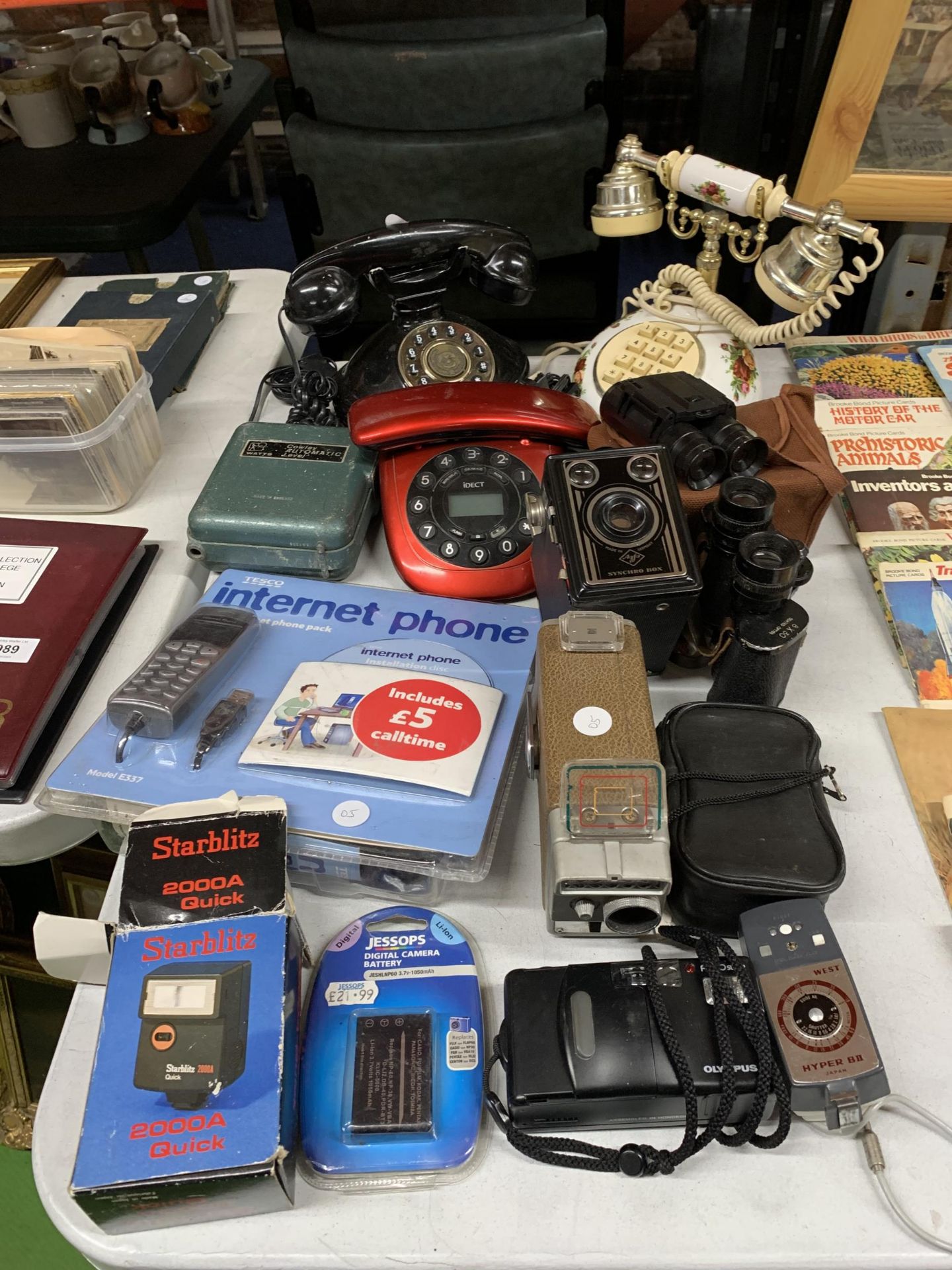 A MIXED LOT TO INCLUDE VINTAGE STYLE PHONES, AGFA SYNCHRO BOX CAMERA, KODAK BROWNIE AUTOMATIC