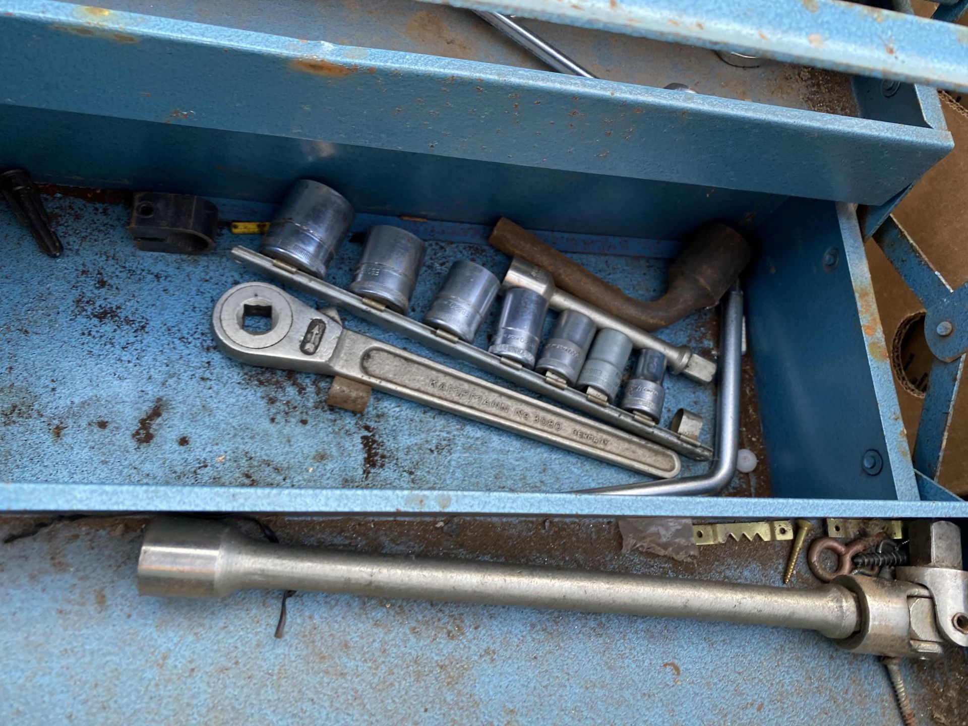 A METAL TOOL BOX CONTAINING AN ASSORTMENT OF TOOLS TO INCLUDE SPANNERS AND SOCKETS ETC - Image 4 of 7