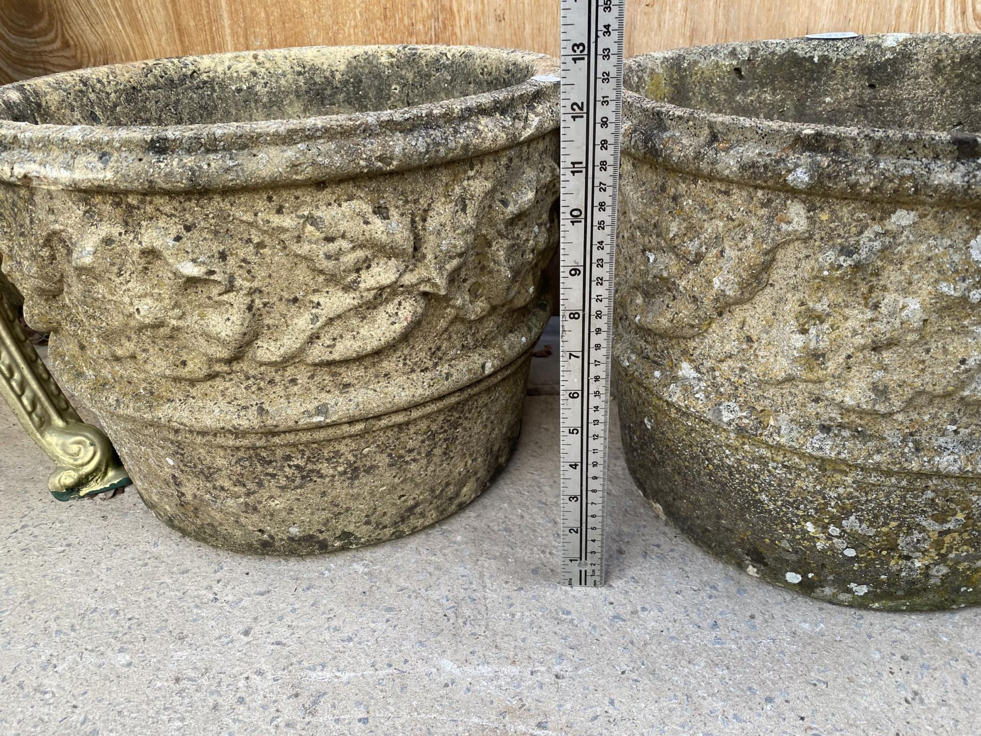 A PAIR OF RECONSTITUTED STONE PLANTERS (H:30CM) - Image 2 of 4