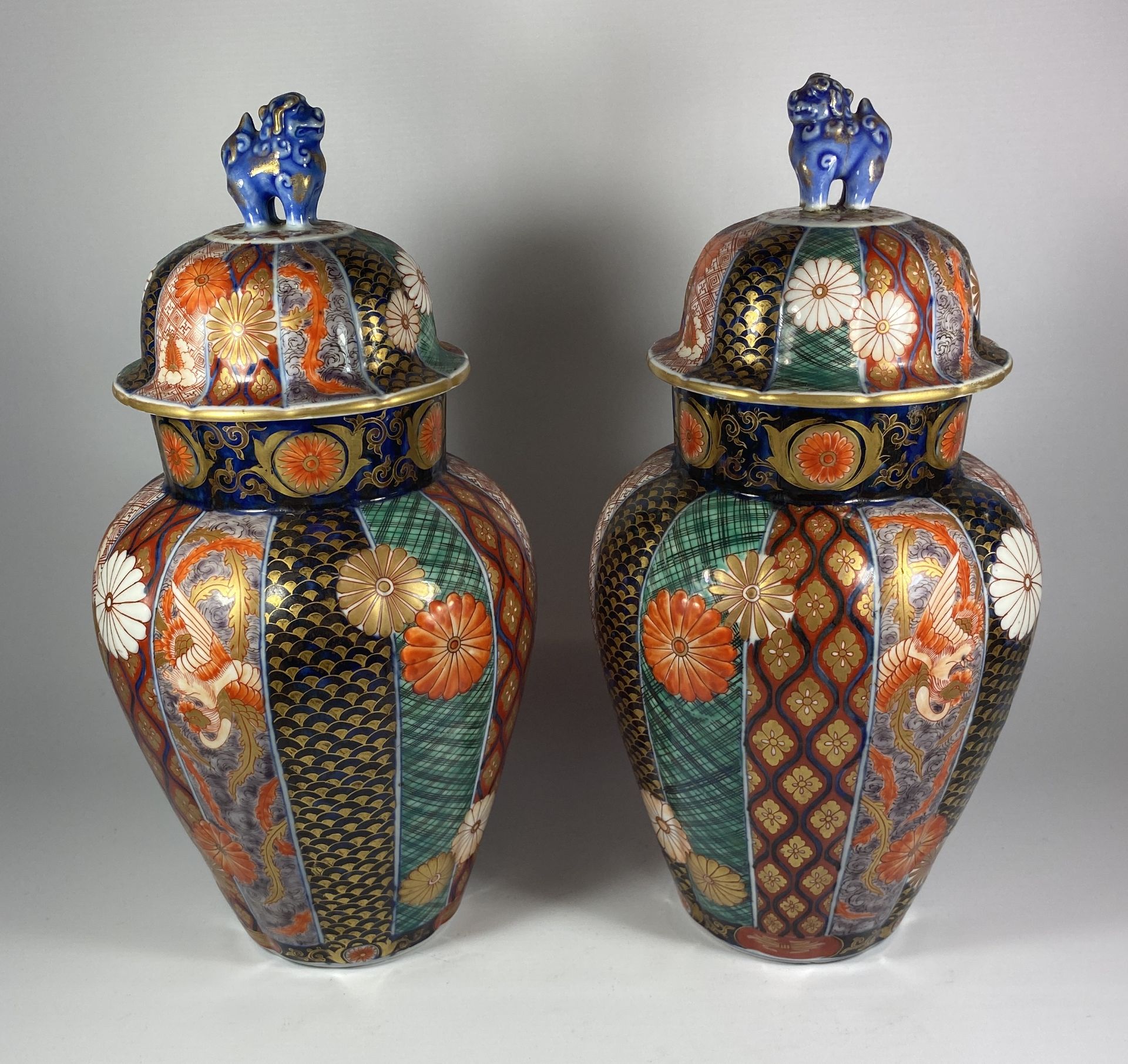 A PAIR OF JAPANESE IMARI MEIJI PERIOD (1868-1912) OVOID FORM LIDDED JARS WITH FOO DOG FINIALS (ONE