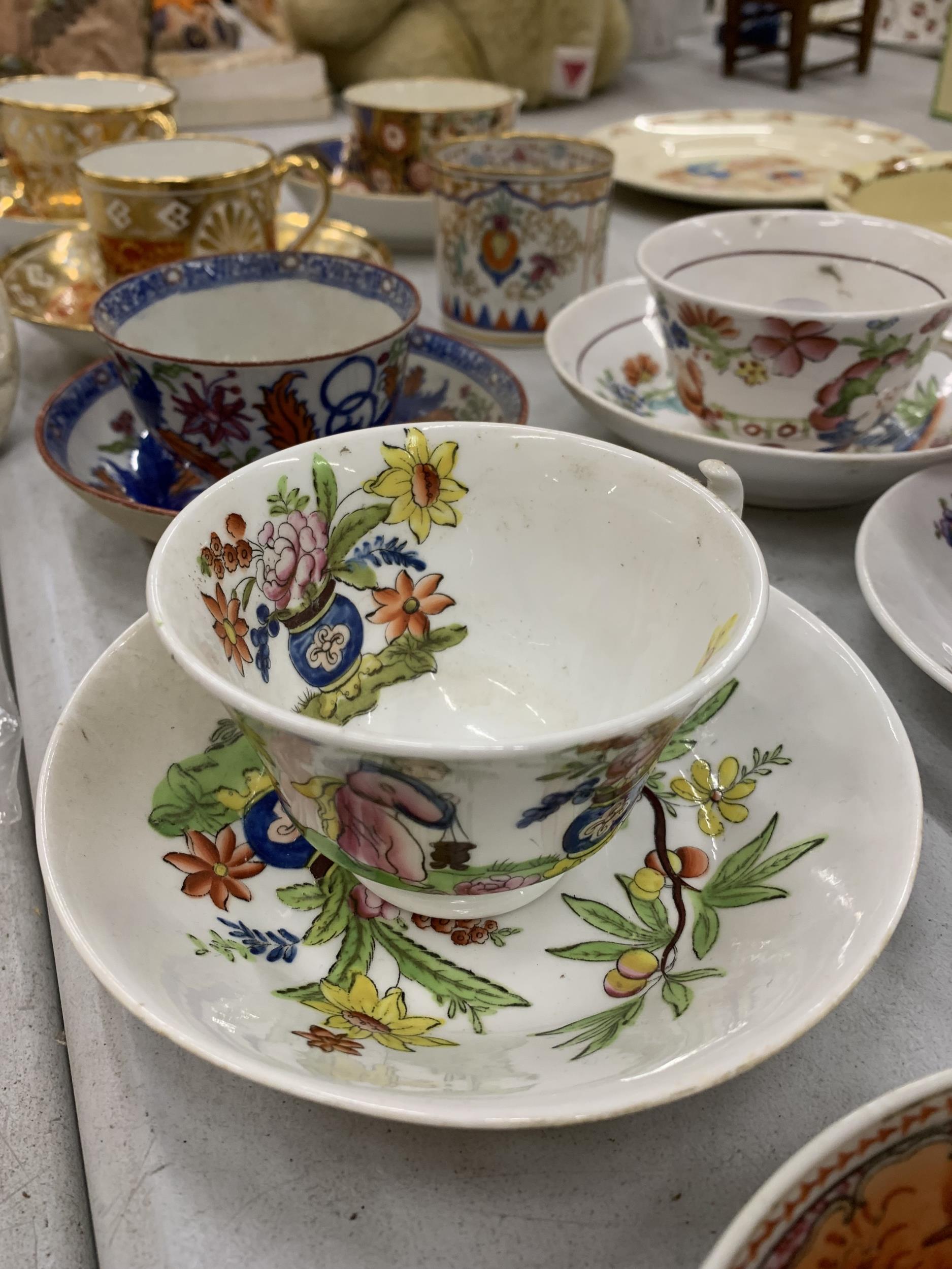 A QUANTITY OF CHINA TEABOWLS AND CUPS TO INCLUDE SOME 19TH CENTURY ORIENTAL - Bild 3 aus 4