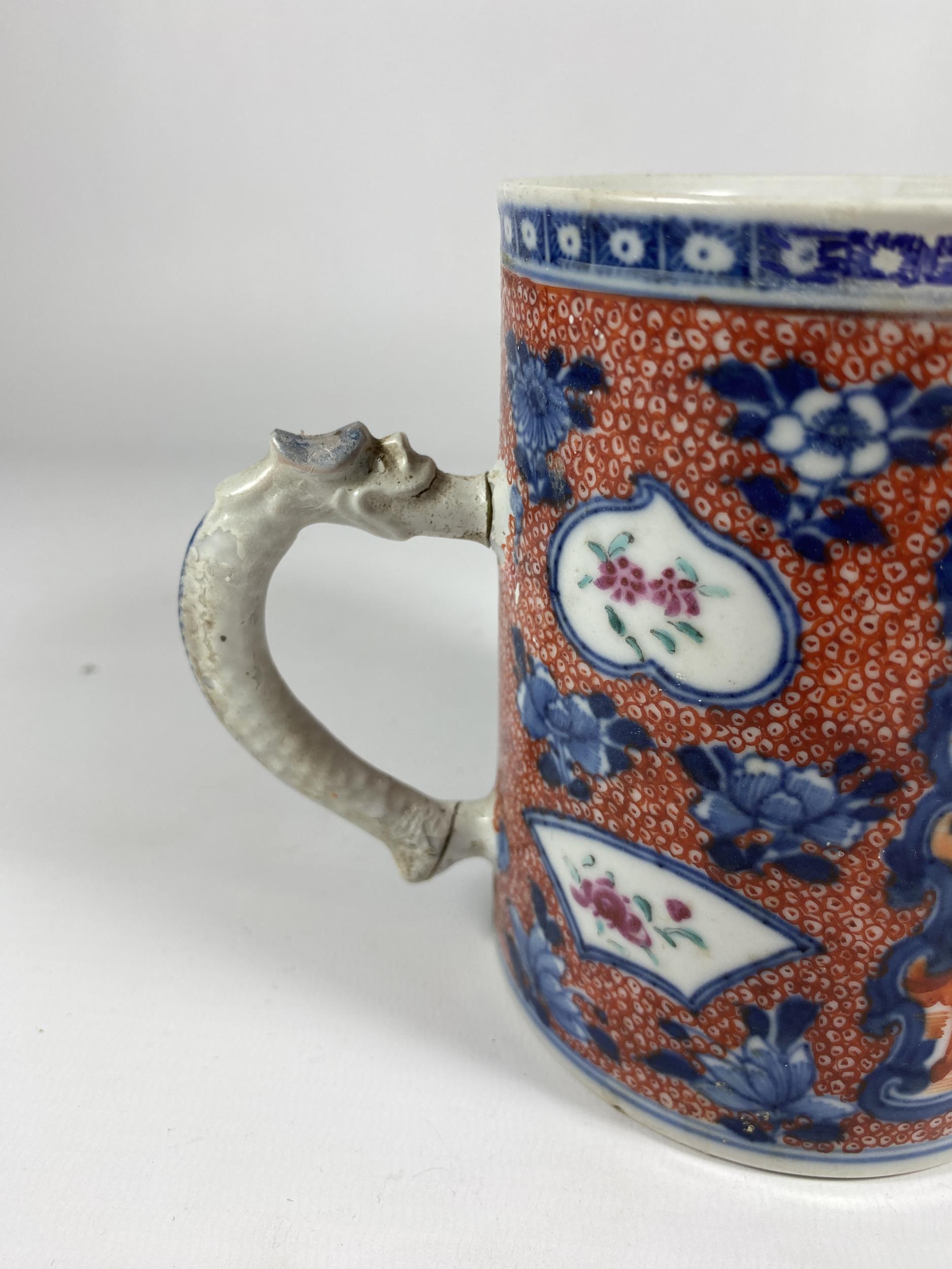 A 19TH CENTURY CHINESE EXPORT PORCELAIN CANTON MUG WITH TEMPLE DESIGN, HANDLE A/F, HEIGHT 12CM - Image 3 of 4