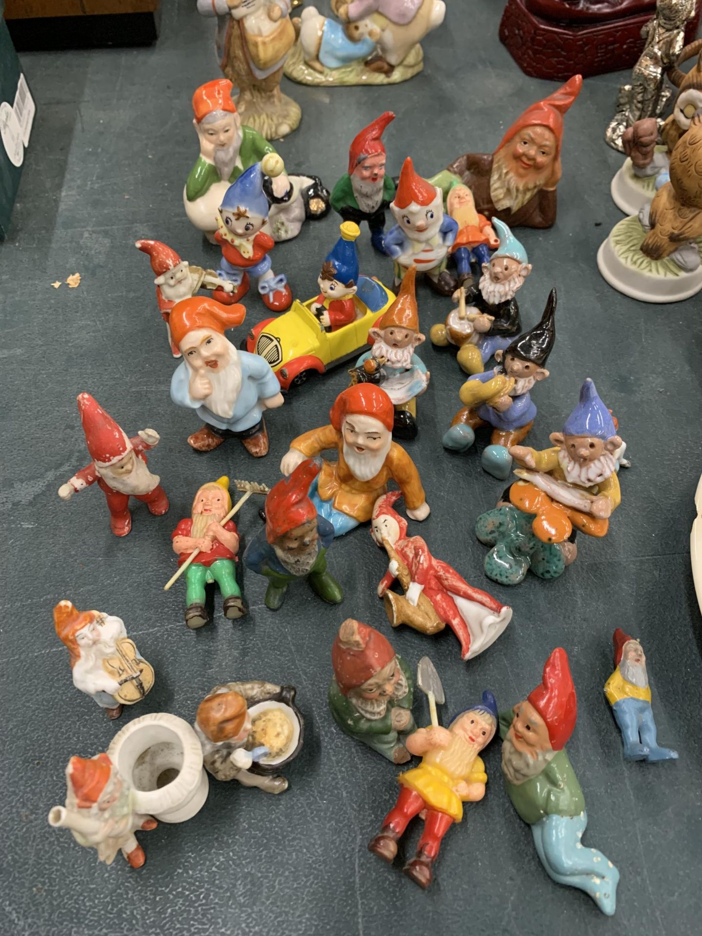A QUANTITY OF MINIATURE GNOMES TO INCLUDE METAL AND CERAMIC