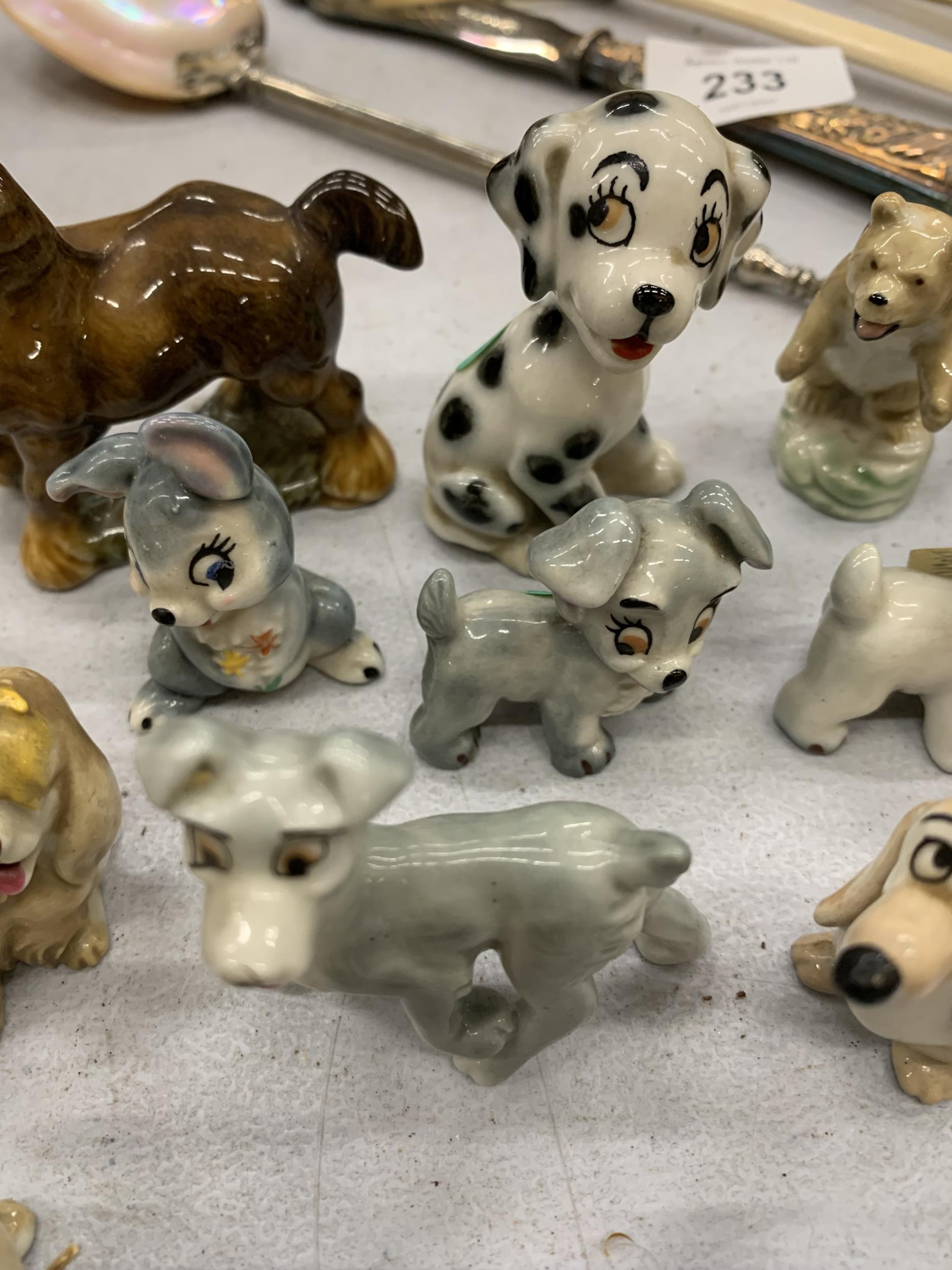 A QUANTITY OF WADE WHIMSIES TO INCLUDE LADY AND THE TRAMP, DISNEY CHARACTERS, ETC - Bild 3 aus 4