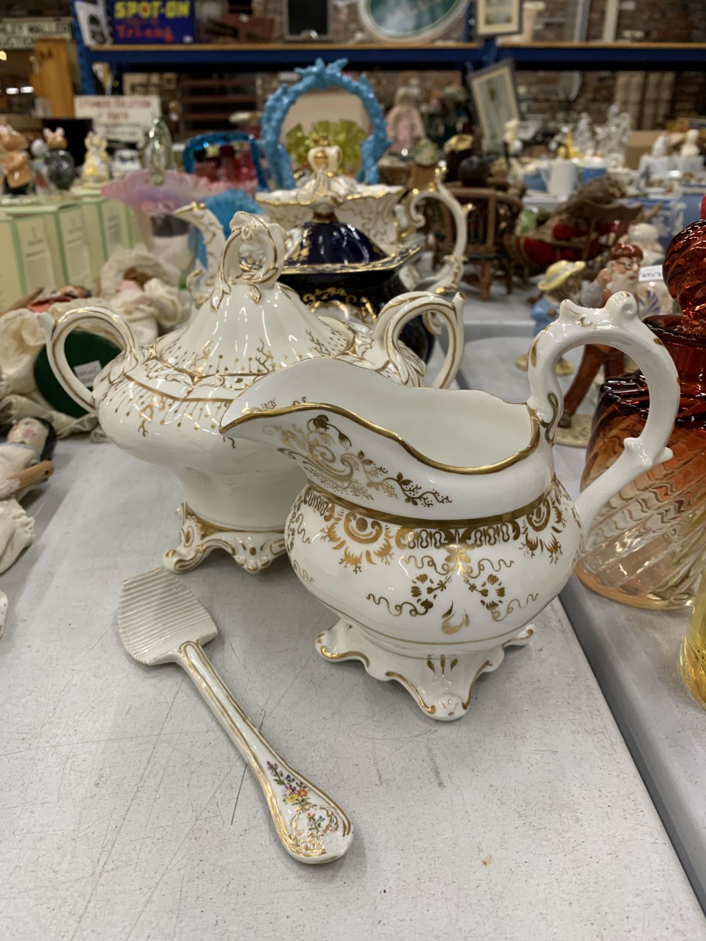 FOUR PIECES OF CHINA DINNERWARE TO INCLUDE A TEAPOT, TUREEN AND CREAM BOWL - WHITE WITH GILD - Bild 4 aus 4