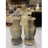 A PAIR OF ONYX STYLE VASES WITH GREEK KEY DETAIL, HEIGHT 19CM