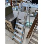 A FOUR RUNG BELDRAY ALUMINIUM STEP LADDER AND A FURTHER FOUR RUNG ALUMINIUM STEP LADDER