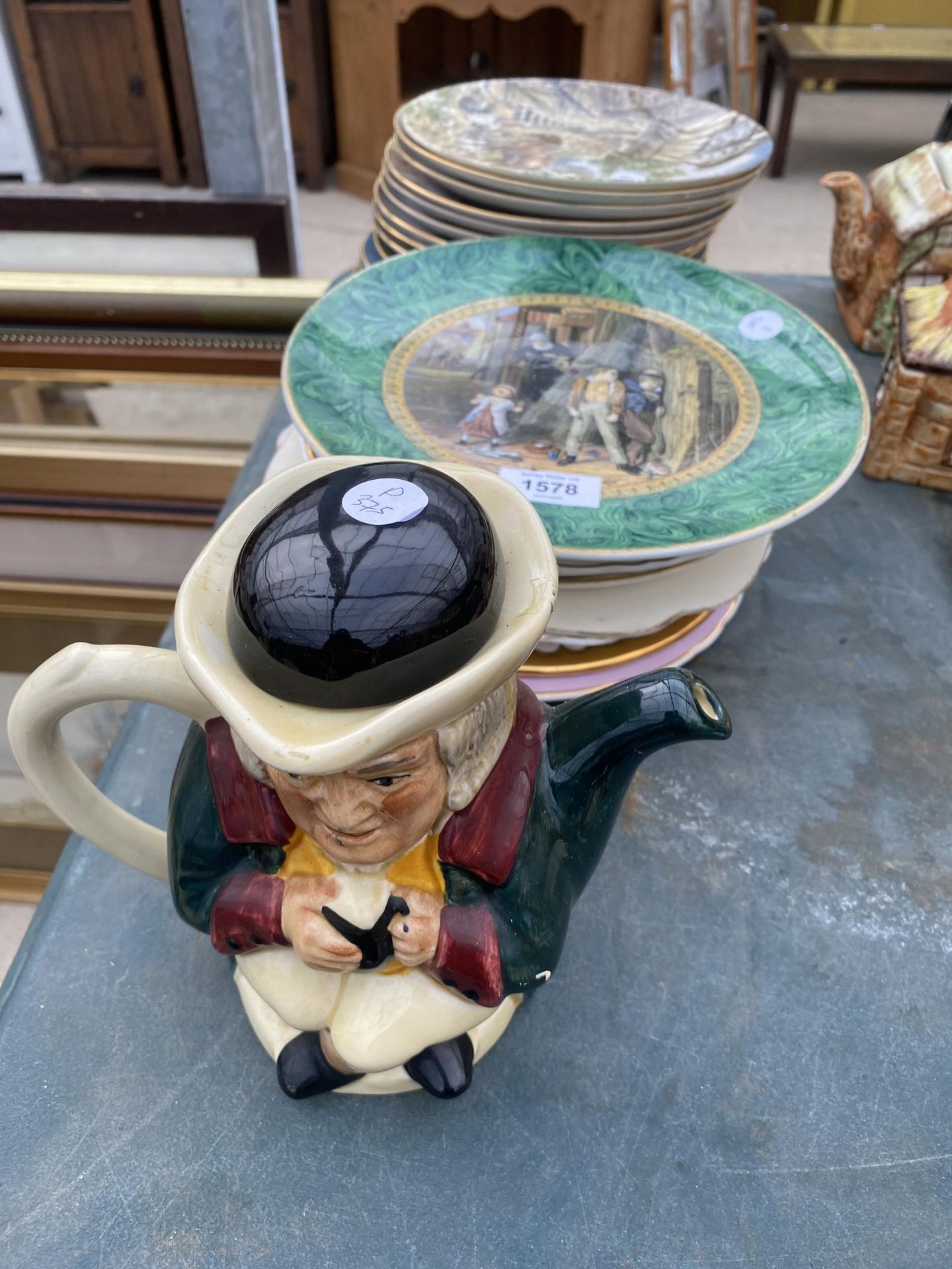 AN ASSORTMENT OF CERAMICS TO INCLUDE COLLECTORS PLATES AND A TONY WOOD CHARACTER TEAPOT ETC