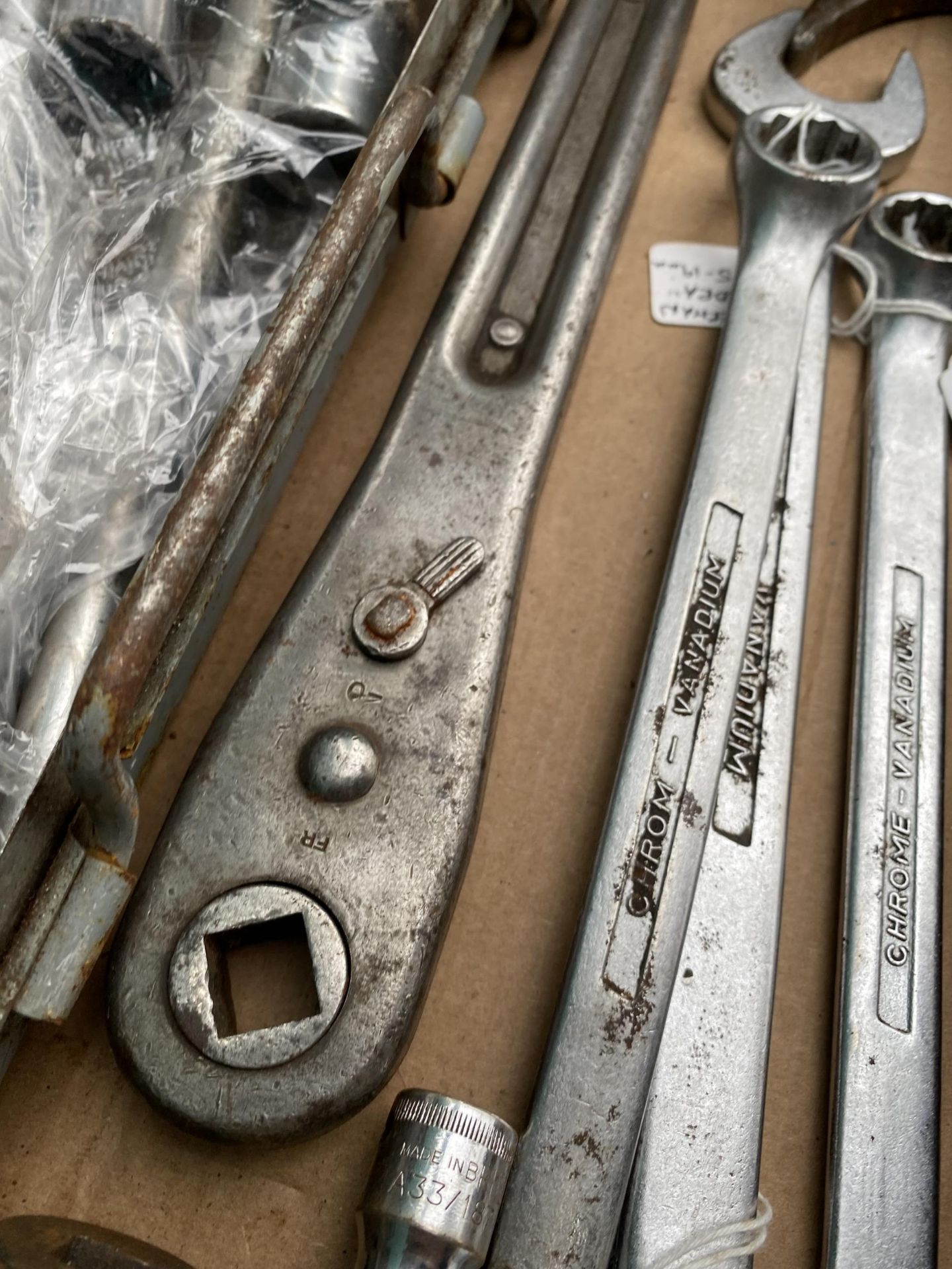 AN ASSORTMENTY OF HAND TOOLS TO INCLUDE SOCKETS AND SPANNERS ETC - Image 8 of 8