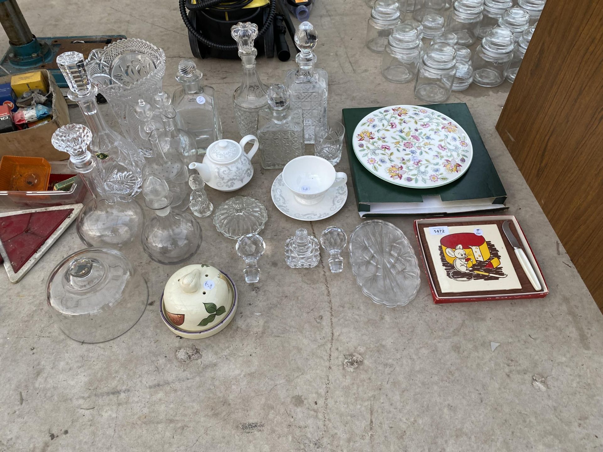 AN ASSORTMENT OF ITEMS TO INCLUDE GLASS DECANTORS, A CHEESE TILE AND A GLASS CLOCHE ETC