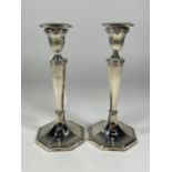 A PAIR OF GEORGE V SILVER CANDLESTICKS, HALLMARKS FOR SHEFFIELD, 1918, MAKERS HARRISON BROTHERS,