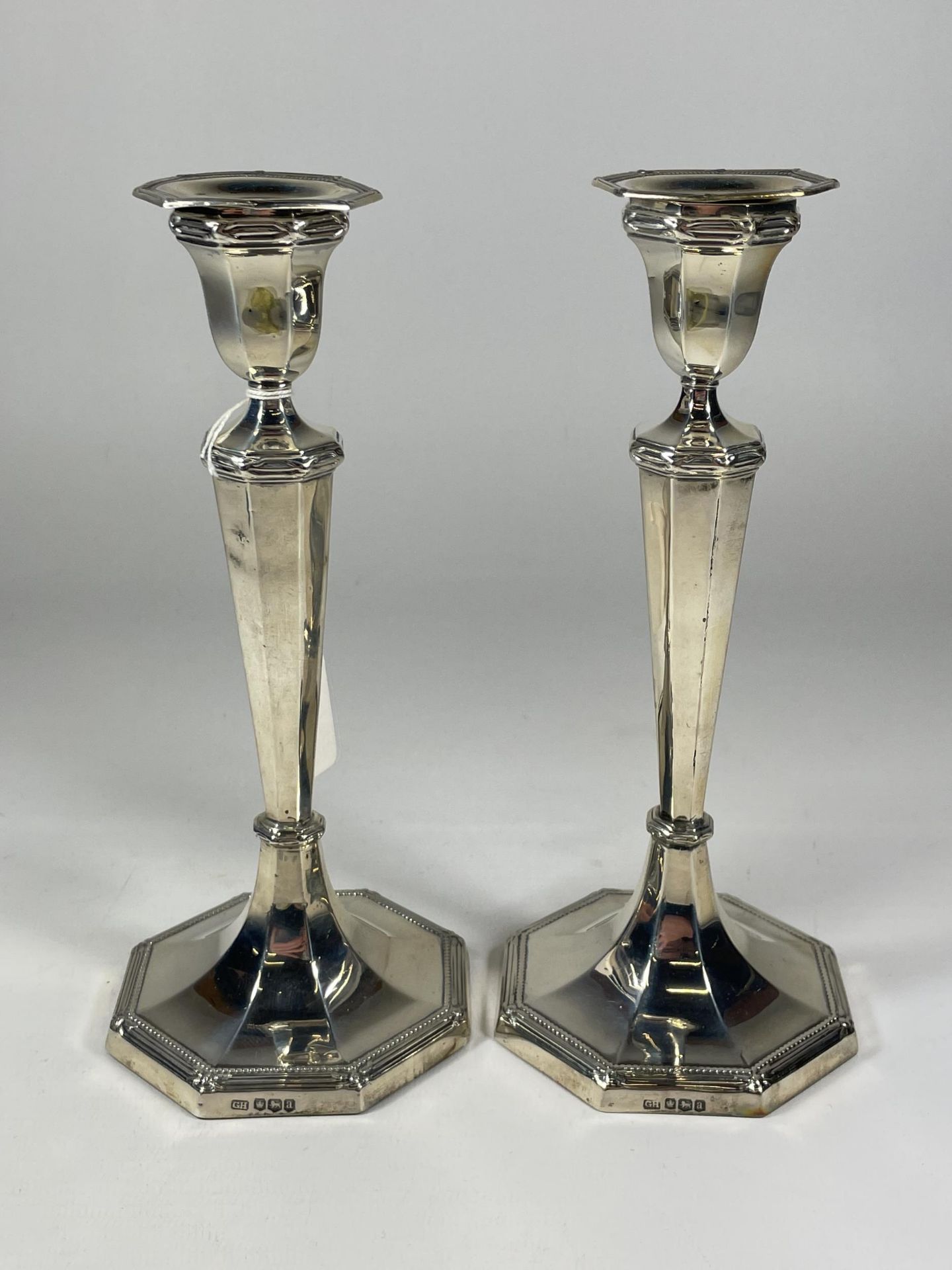 A PAIR OF GEORGE V SILVER CANDLESTICKS, HALLMARKS FOR SHEFFIELD, 1918, MAKERS HARRISON BROTHERS,