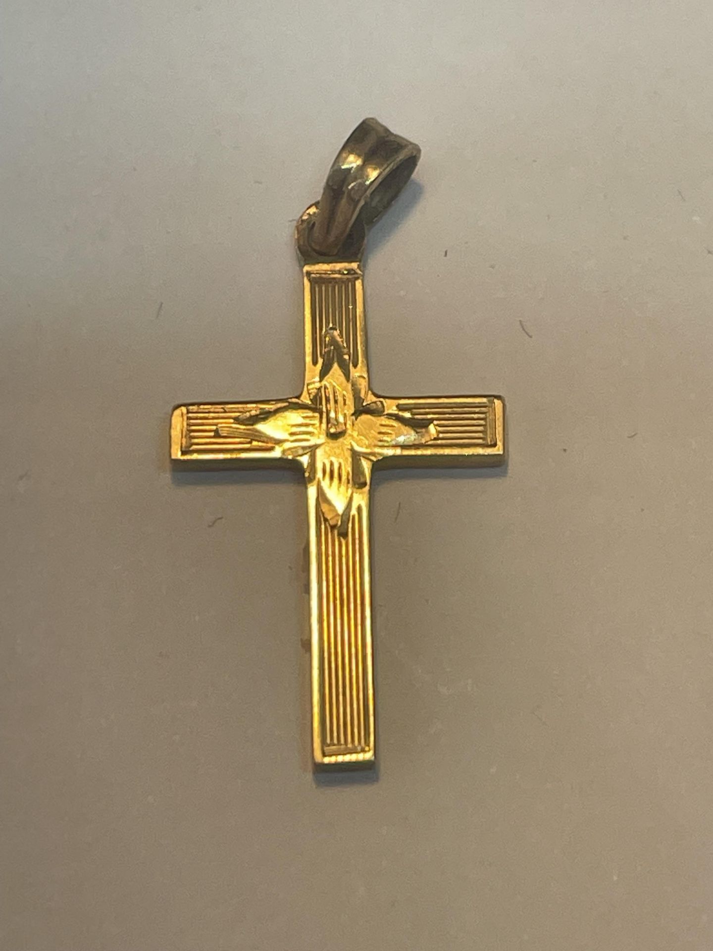 SEVEN 9 CARAT GOLD ITEMS TO INCLUDE A CROSS PENDANT, A CLIP AND FIVE FASTENERS - Image 2 of 3