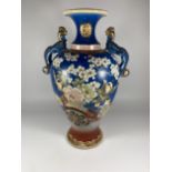 A LARGE JAPANESE SATSUMA STYLE POTTERY VASE HAVING TWIN PHOENIX HANDLES, HEIGHT 44CM