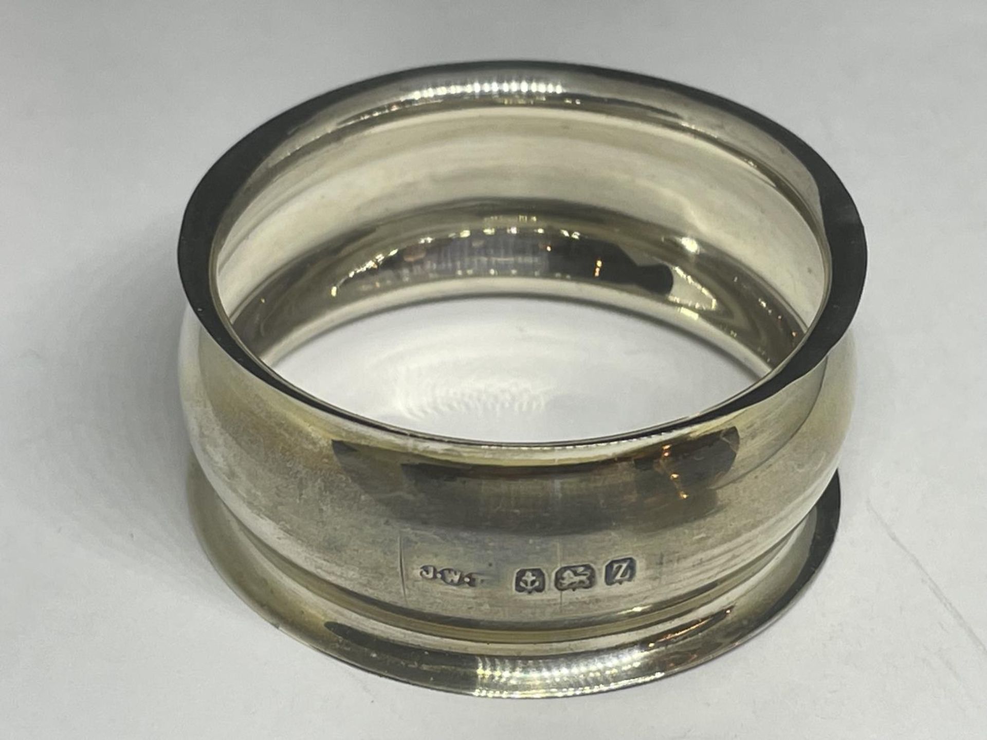 THREE SILVER ITEMS TO INCLUDE TWO HALLMARKED BIRMINGHAM SILVER NAPKIN RINGS ONE 1942 AND ONE - Image 4 of 4