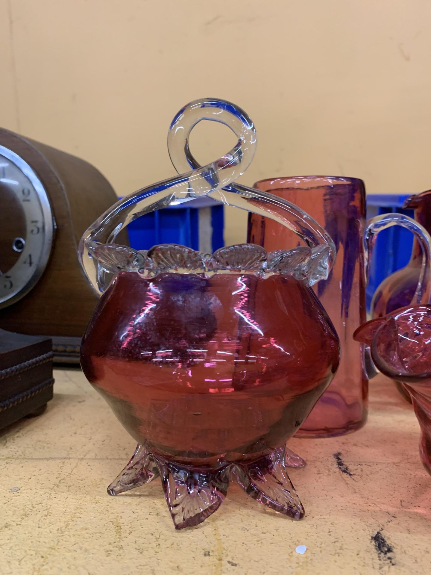 FOUR VINTAGE CRANBERRY GLASS ITEMS TO INCLUDE JUGS AND BOWLS WITH PONTIL MARKS - Image 2 of 4