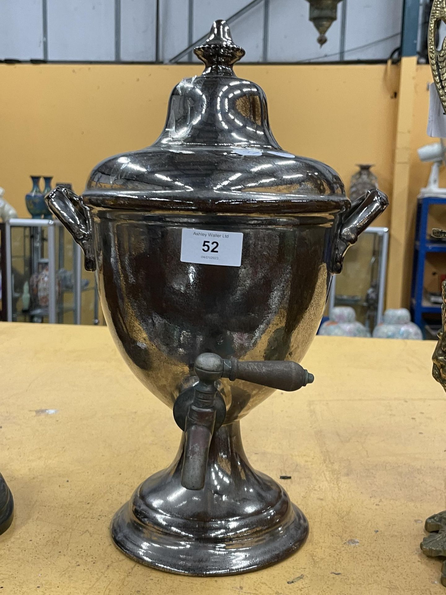 A LARGE VINTAGE SILVER EFFECT SAMOVAR / WATER URN