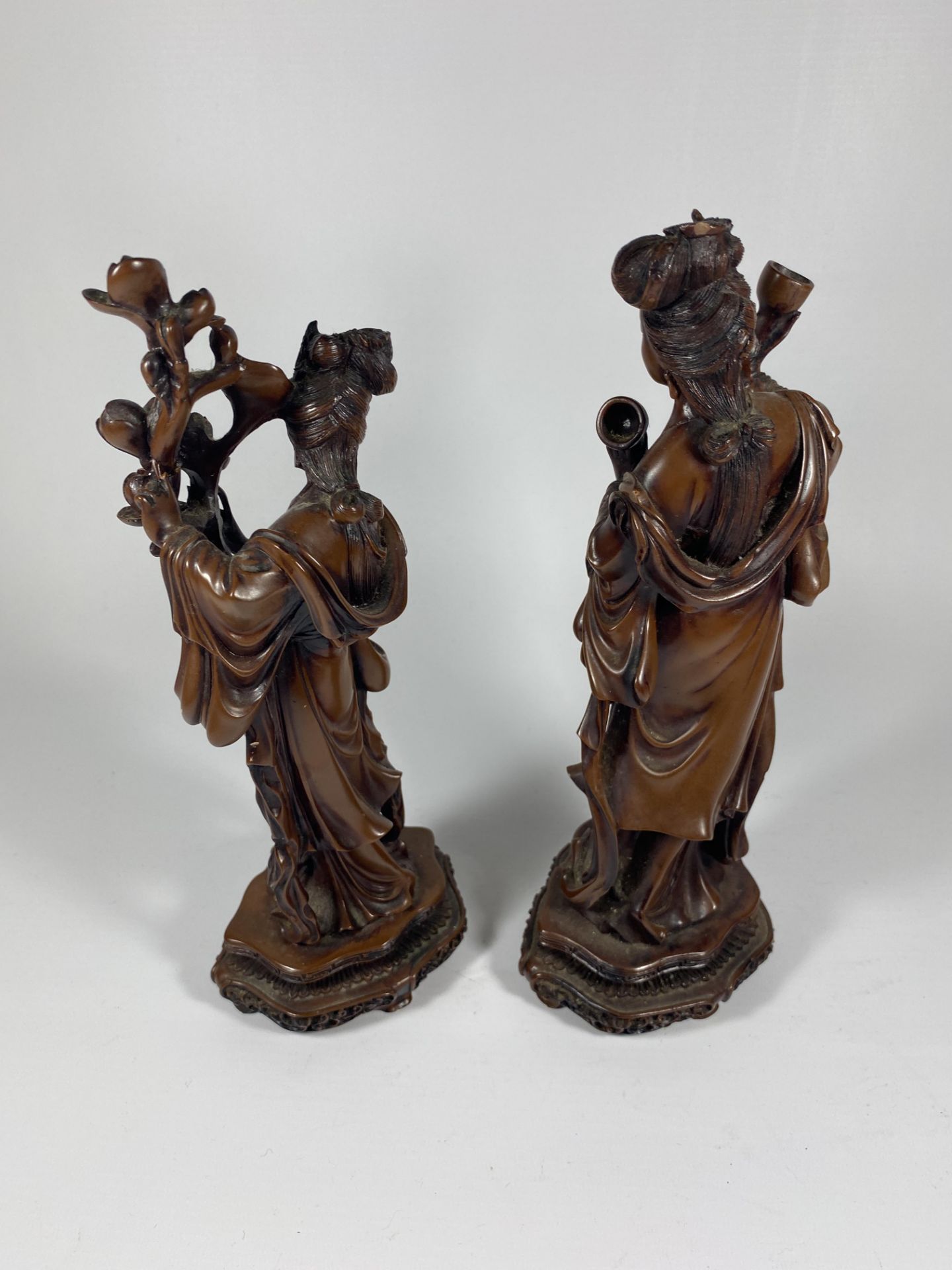 A PAIR OF ORIENTAL RESIN ROOTWOOD STYLE GEISHA FIGURES, HEIGHT 27CM - Image 4 of 4