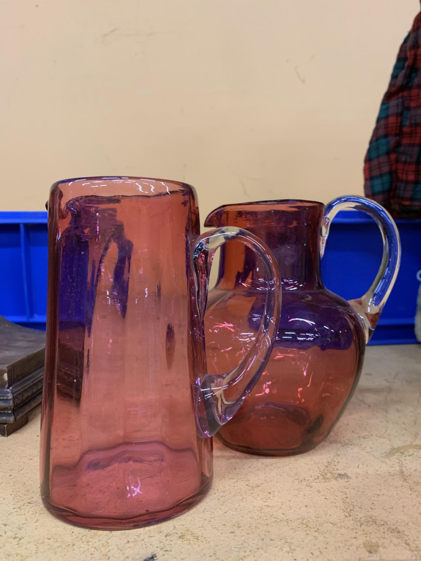 FOUR VINTAGE CRANBERRY GLASS ITEMS TO INCLUDE JUGS AND BOWLS WITH PONTIL MARKS - Image 3 of 4