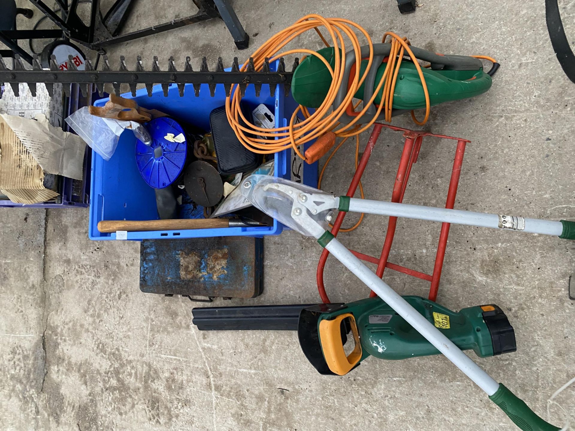 AN ASSORTMENT OF ITEMS TO INCLUDE A SADDLE RACK, A BATTERY HEDGE TRIMMER AND PLASTIC CHAIN ETC - Image 2 of 4