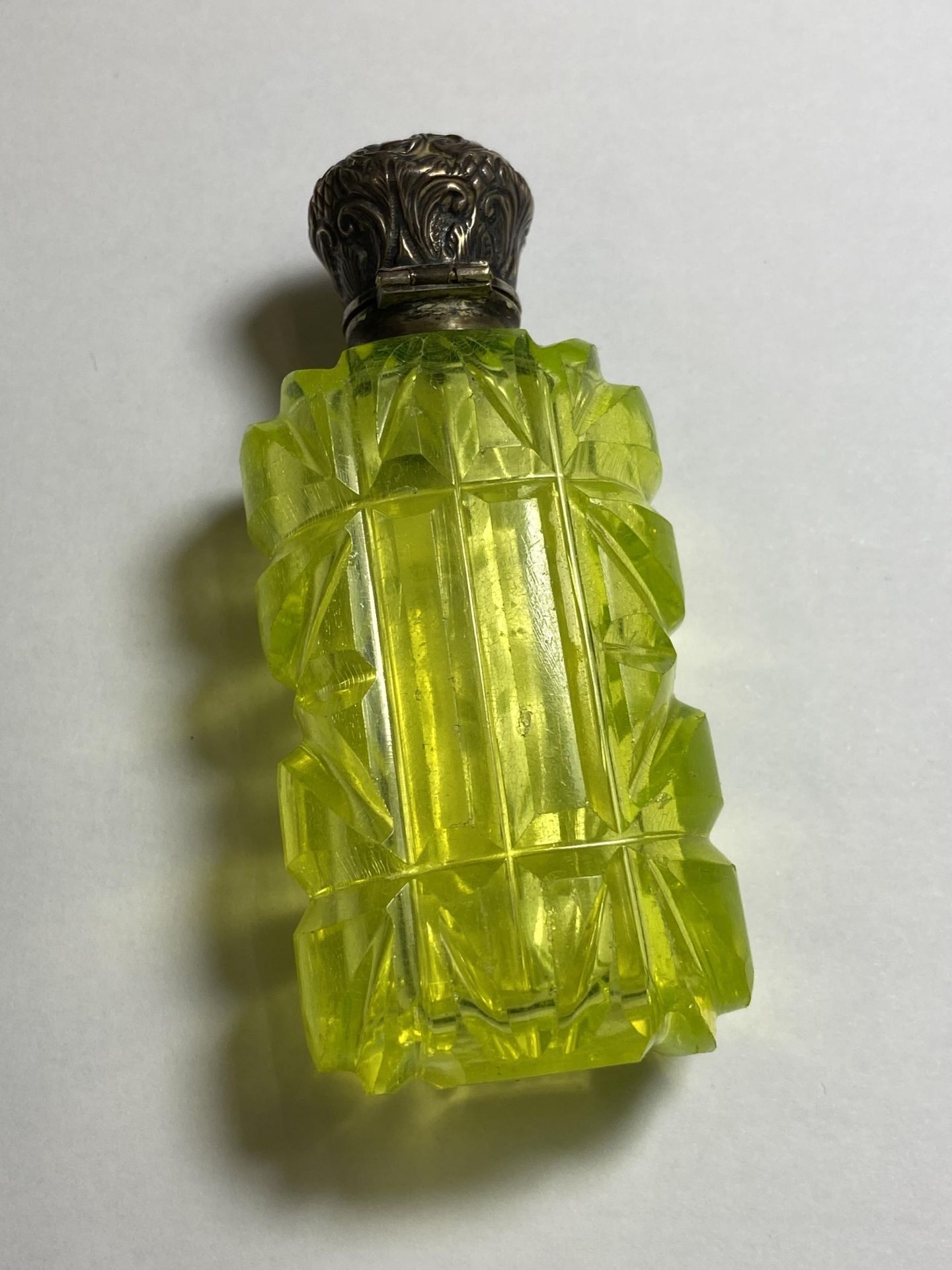 A CUT GLASS AND AND WHITE METAL TOPPED PERFUME BOTTLE, BELIEVED SILVER - Image 3 of 3