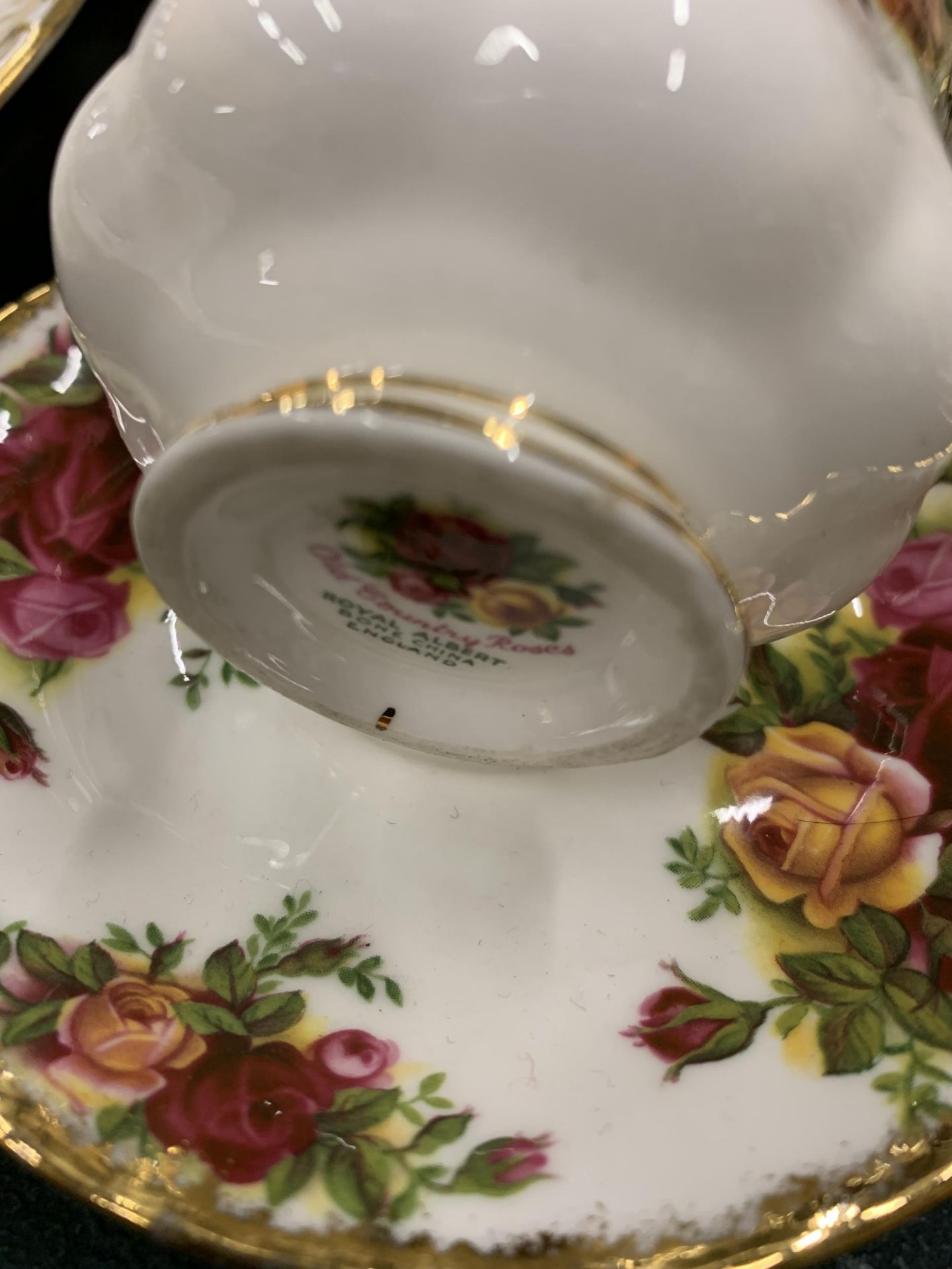 A QUANTITY OF ROYAL ALBERT 'OLD COUNTRY ROSES' TO INCLUDE CUPS, SAUCERS, SUGAR BOWL AND CREAM JUG - Image 4 of 4