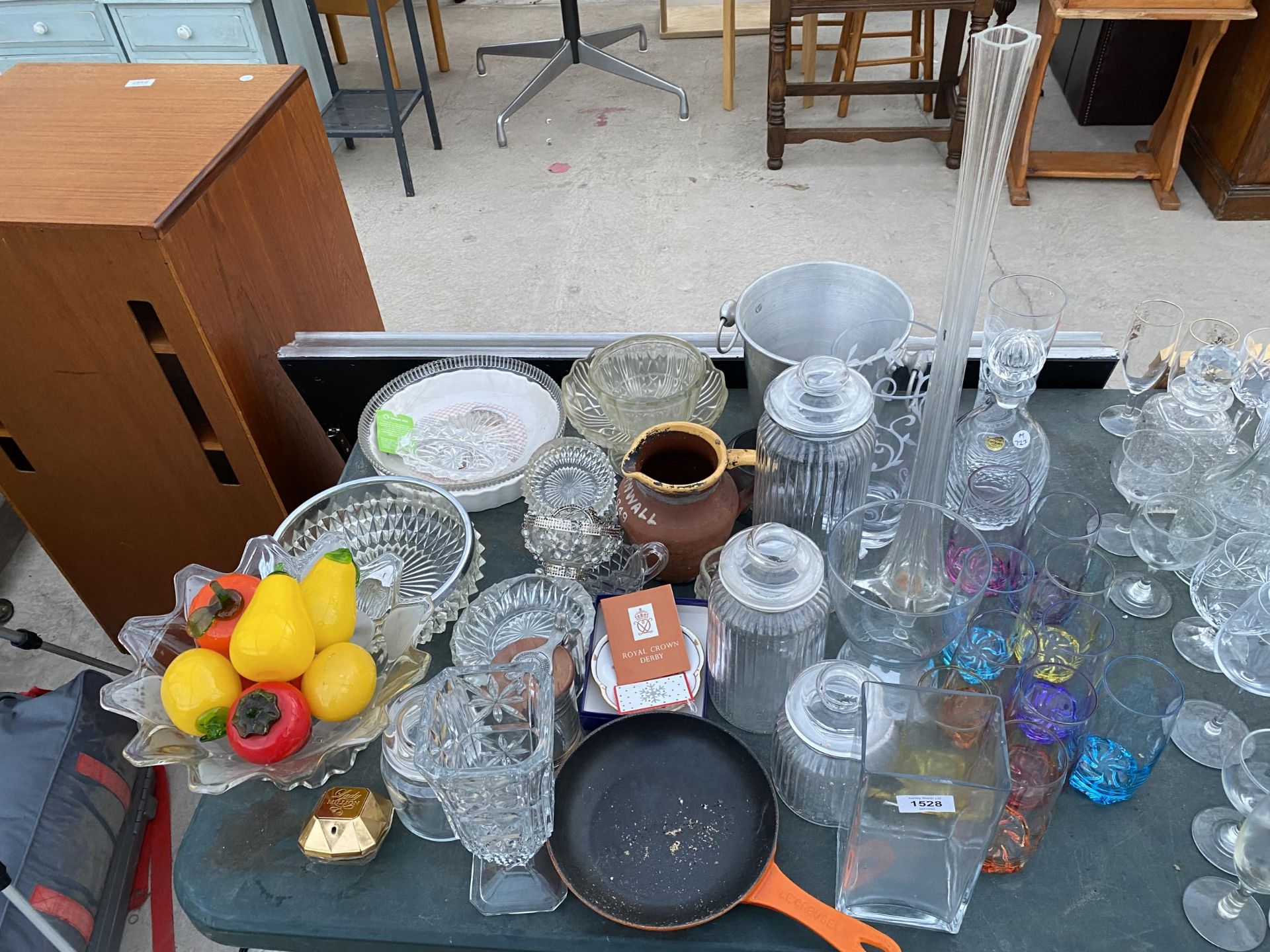 A LARGE ASSORTMENT OF ITEMS TO INCLUDE TUMBLERS, A LE CREUSET PAN, DECANTERS AND AN ICE BUCKET ETC