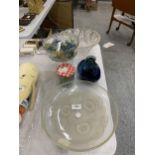 A QUANTITY OF GLASSWARE TO INCLUDE BOWLS AND A VASE PLUS A LARGE QUANTITY OF VINTAGE MARBLES