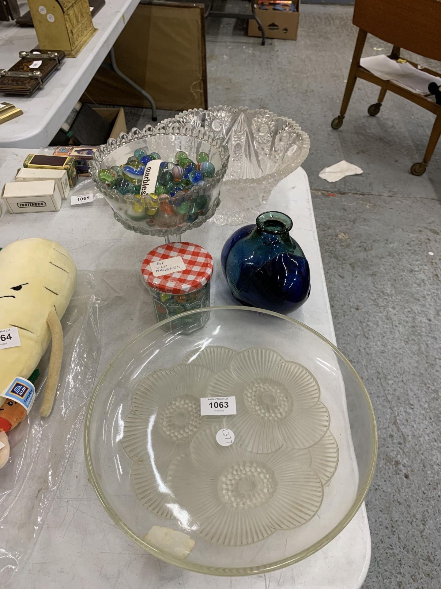 A QUANTITY OF GLASSWARE TO INCLUDE BOWLS AND A VASE PLUS A LARGE QUANTITY OF VINTAGE MARBLES