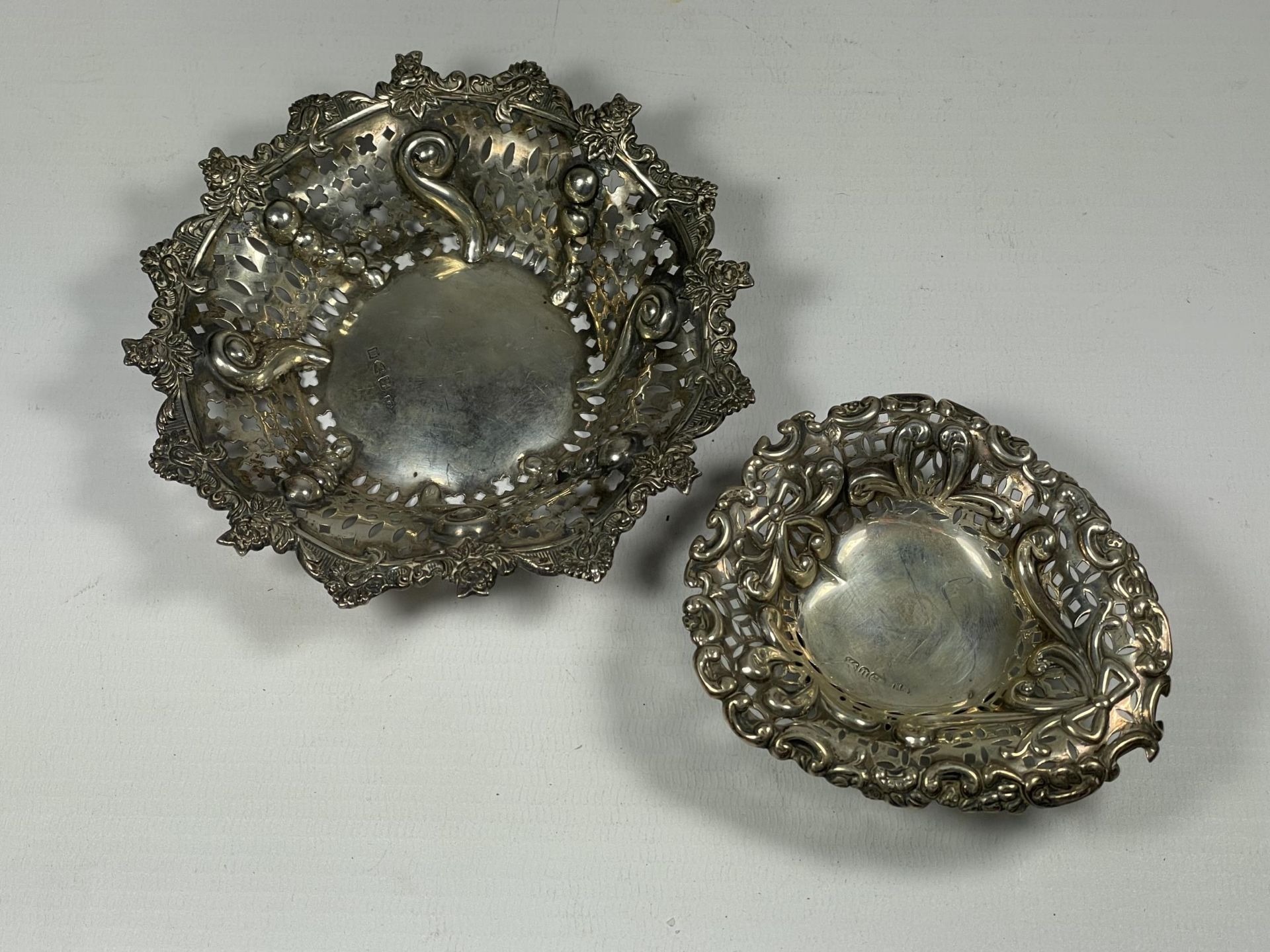 TWO HALLMARKED SILVER PIERCED DESIGN PIN DISHES, ONE CHESTER, ONE BIRMINGHAM, TOTAL WEIGHT 93G - Image 2 of 5