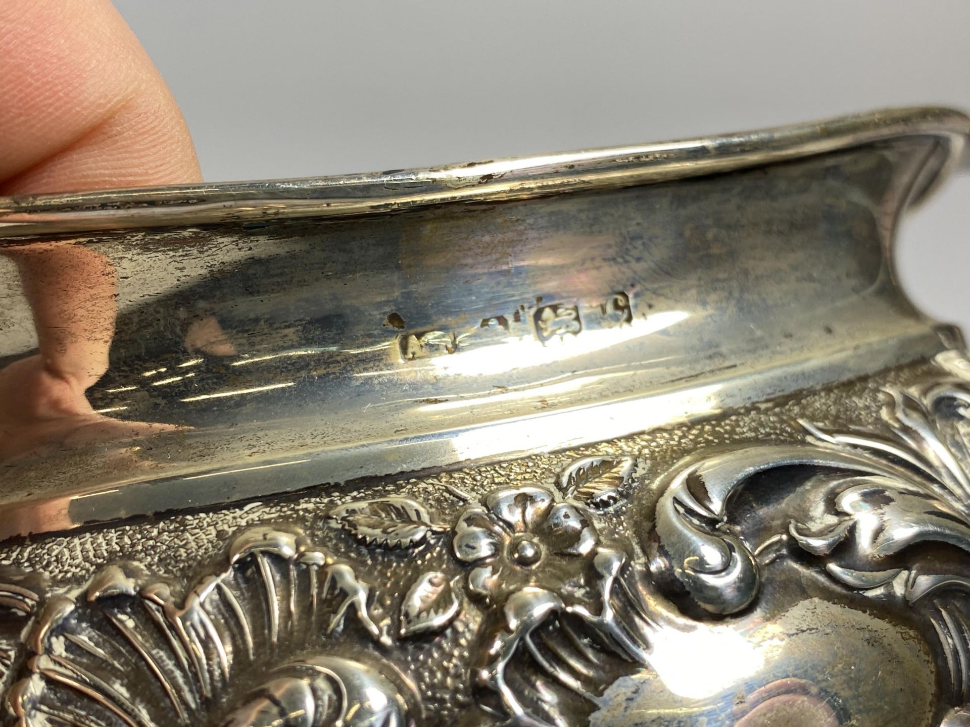 AN EDWARDIAN SILVER THREE PIECE TEA SET COMPRISING TEAPOT, SUGAR BOWL AND CREAM JUG, HALLMARKS FOR - Image 4 of 4