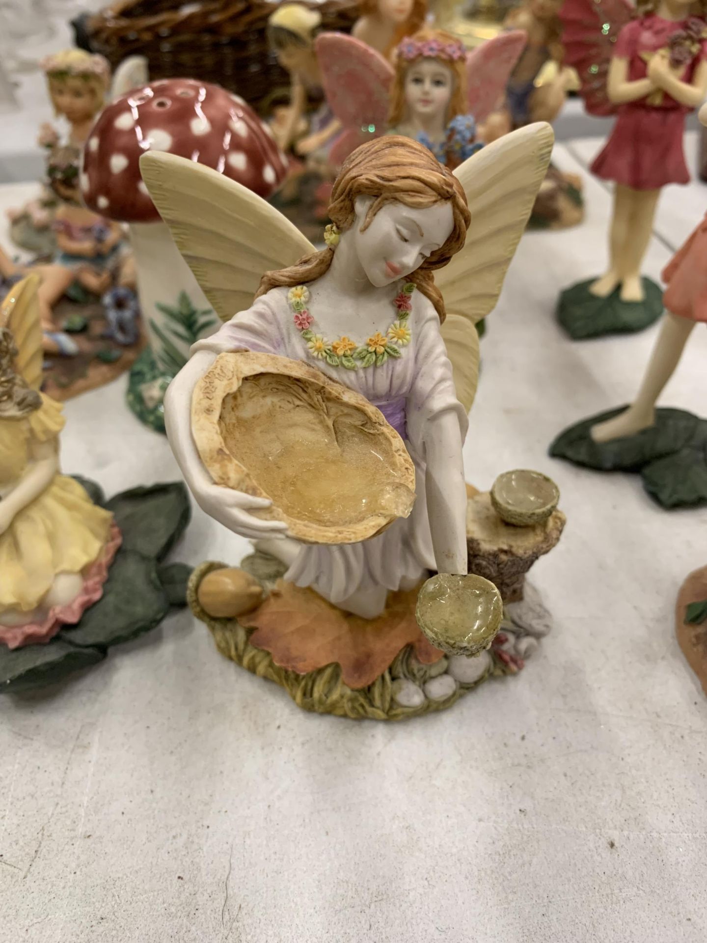 A LARGE QUANTITY OF COLLECTABLE FAIRY FIGURES TO INCLUDE THE LEONARDO COLLECTION - Image 7 of 7