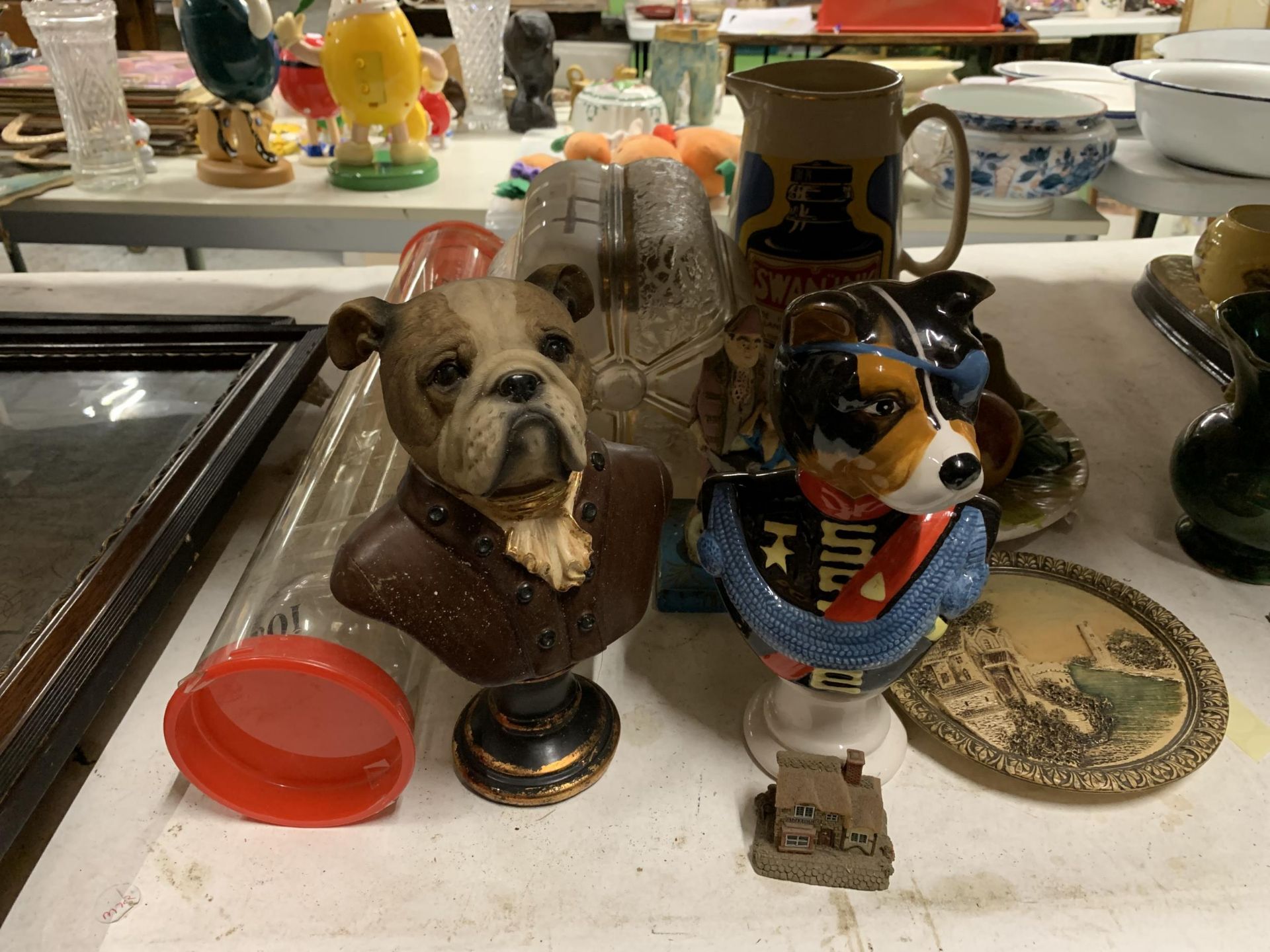 MIXED LOT TO INCLUDE A JUG, LIGHT FITTING, TWO BUST DOGS AND MORE