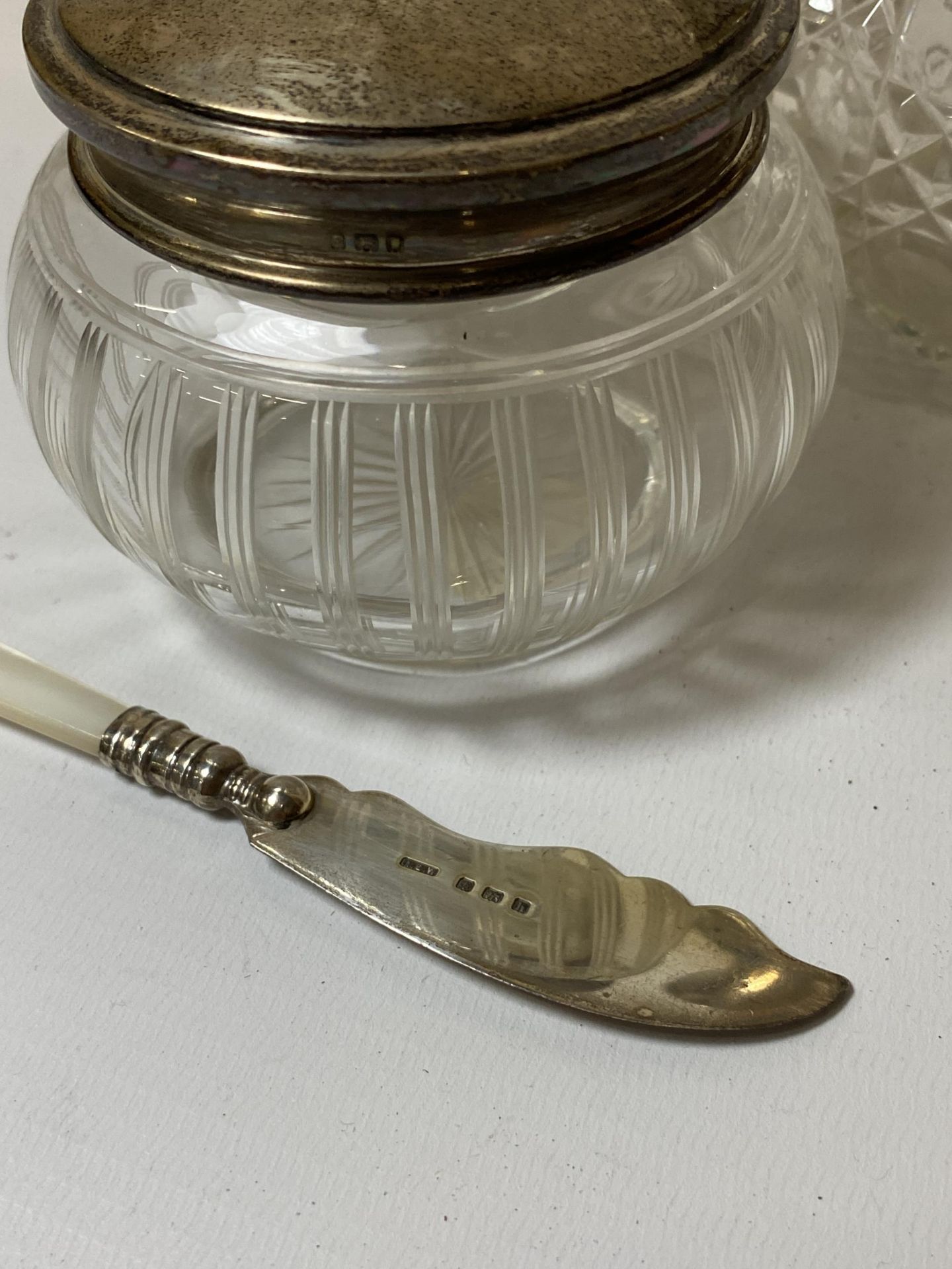 FOUR HALLMARKED SILVER ITEMS - THREE GLASS & SILVER TOPPED ITEMS AND A MOTHER OF PEARL HANDLED KNIFE - Image 2 of 4