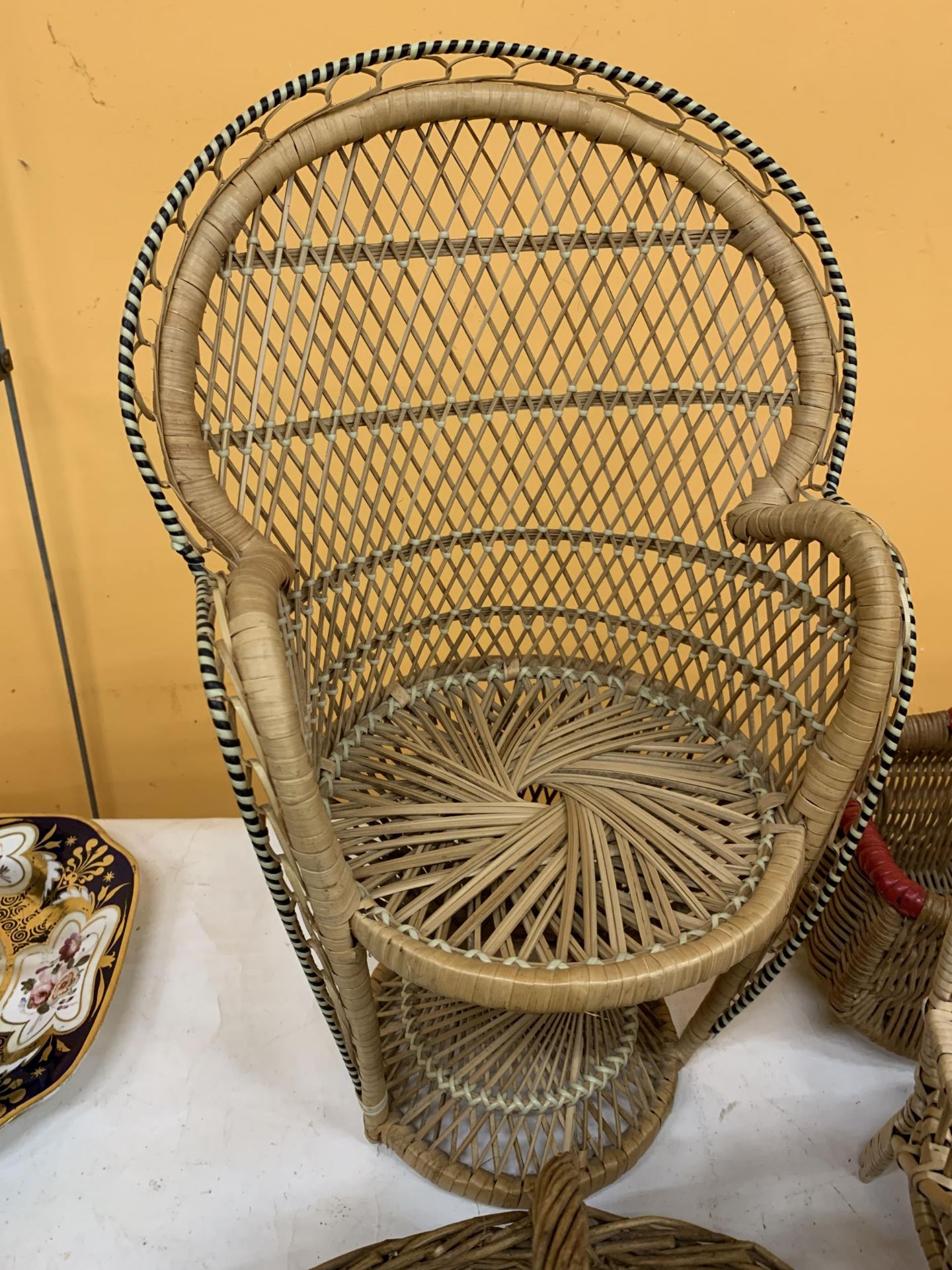 A QUANTITY OF VINTAGE BASKET TO INCLUDE SMALL DOLLS/TEDDY CHAIRS - Image 3 of 4