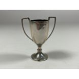 A GEORGE V SILVER MINIATURE TROPHY CUP, HALLMARKS FOR BIRMINGHAM, 1929, HEIGHT 5CM, WEIGHT 10G