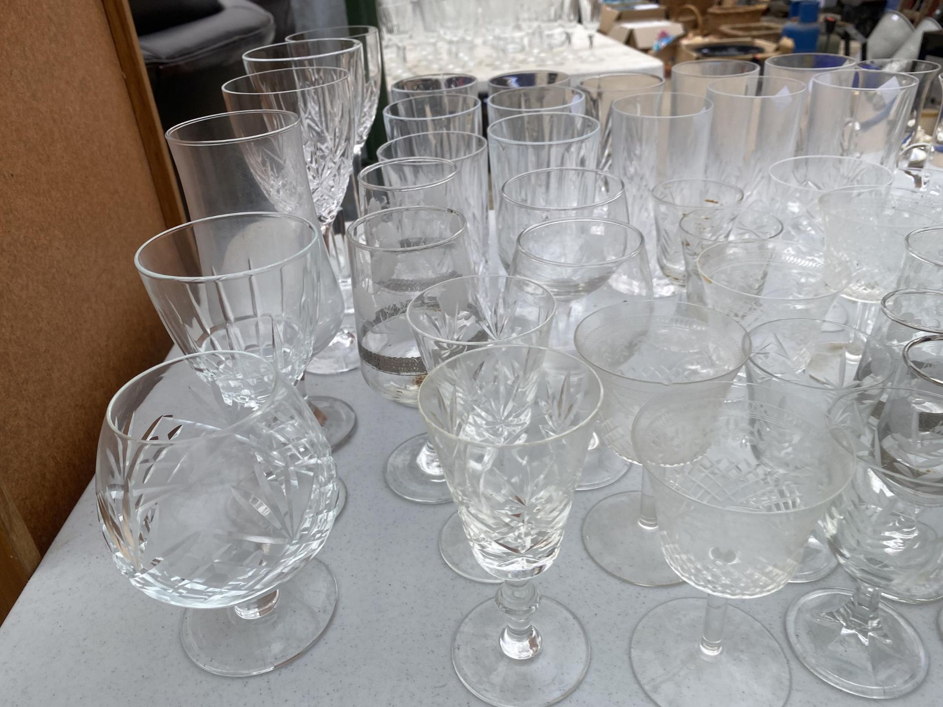 AN ASSORTMENT OF GLASS WARE TO INCLUDE EDINBURGH CRYSTAL TUMBLERS, SHERRY GLASSES AND WINE GLASSES - Image 3 of 6