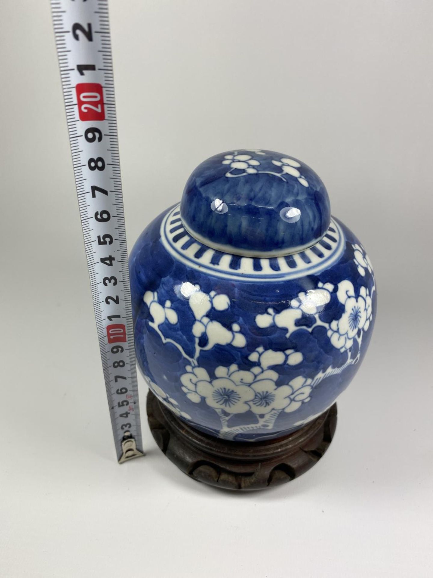 A LATE 19TH CENTURY CHINESE PORCELAIN PRUNUS BLOSSOM PATTERN GINGER JAR ON WOODEN BASE, DOUBLE - Image 7 of 7