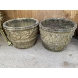 A PAIR OF RECONSTITUTED STONE PLANTERS (H:30CM)